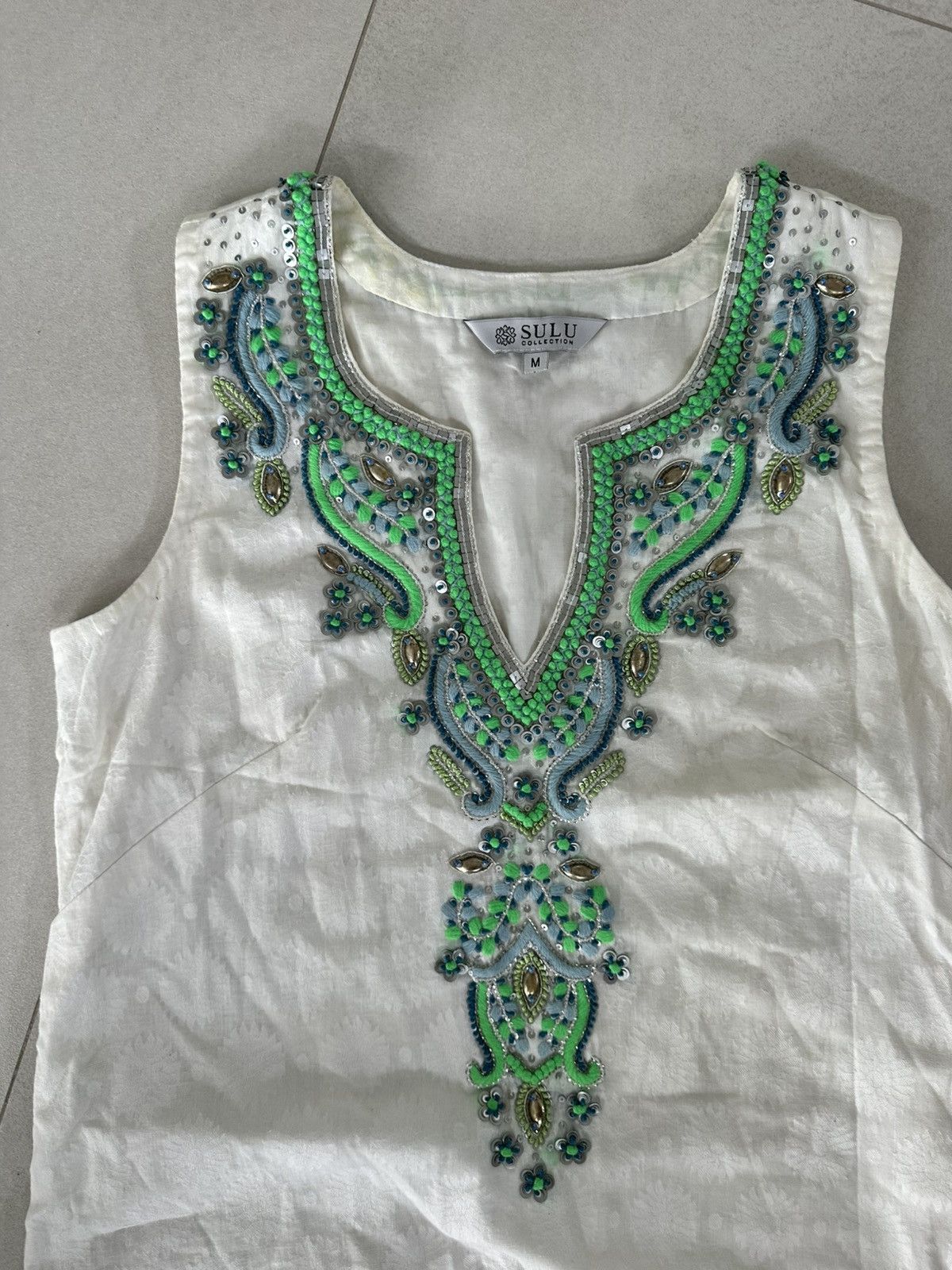 SULU COLLECTION SHEATH DRESS WITH BEADING DETAIL SIZE MEDIUM
