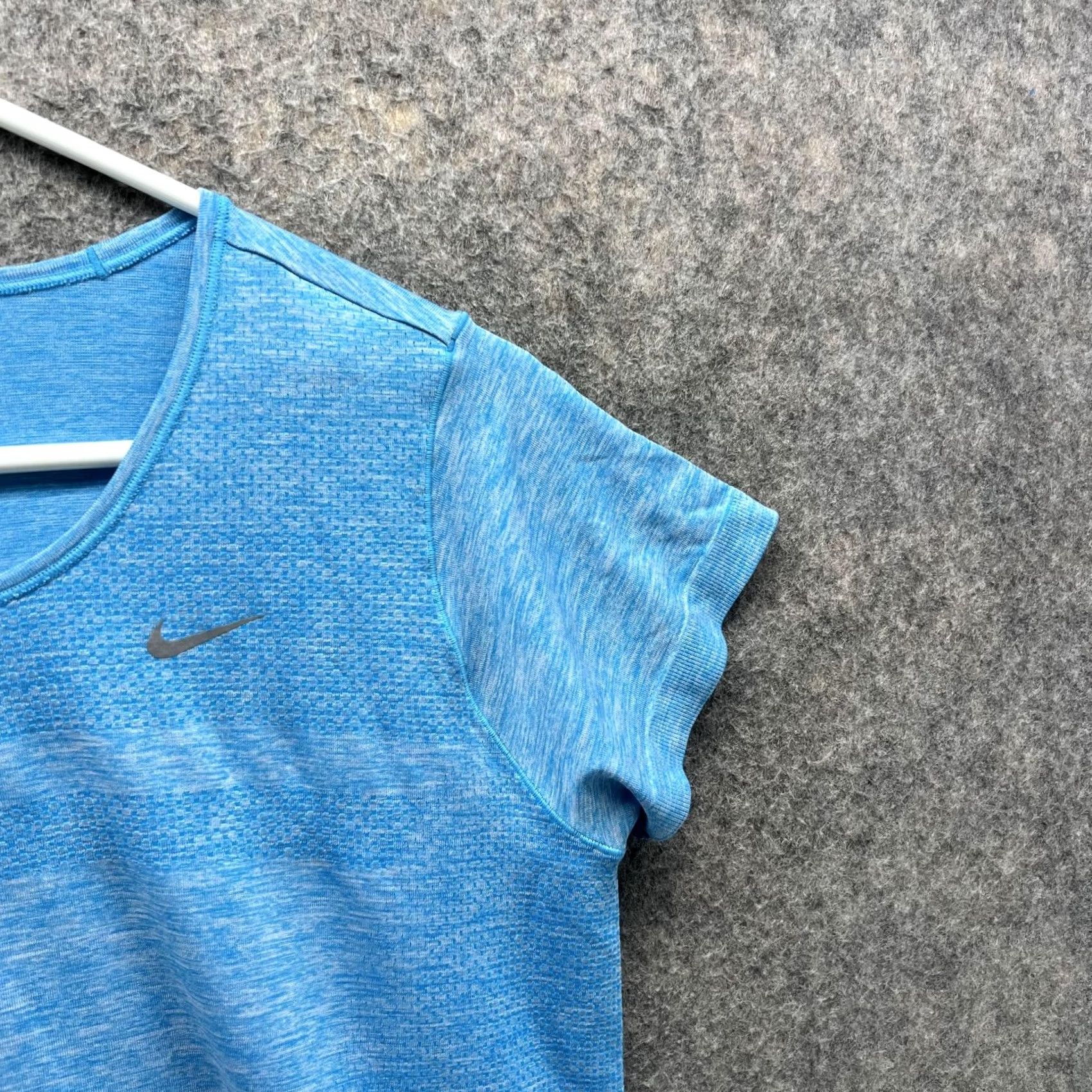 Nike Nike Shirt Women Large Blue Athletic Dri Fit Polyester Gym Swoosh Shirt Size L / US 10 / IT 46 - 4 Thumbnail