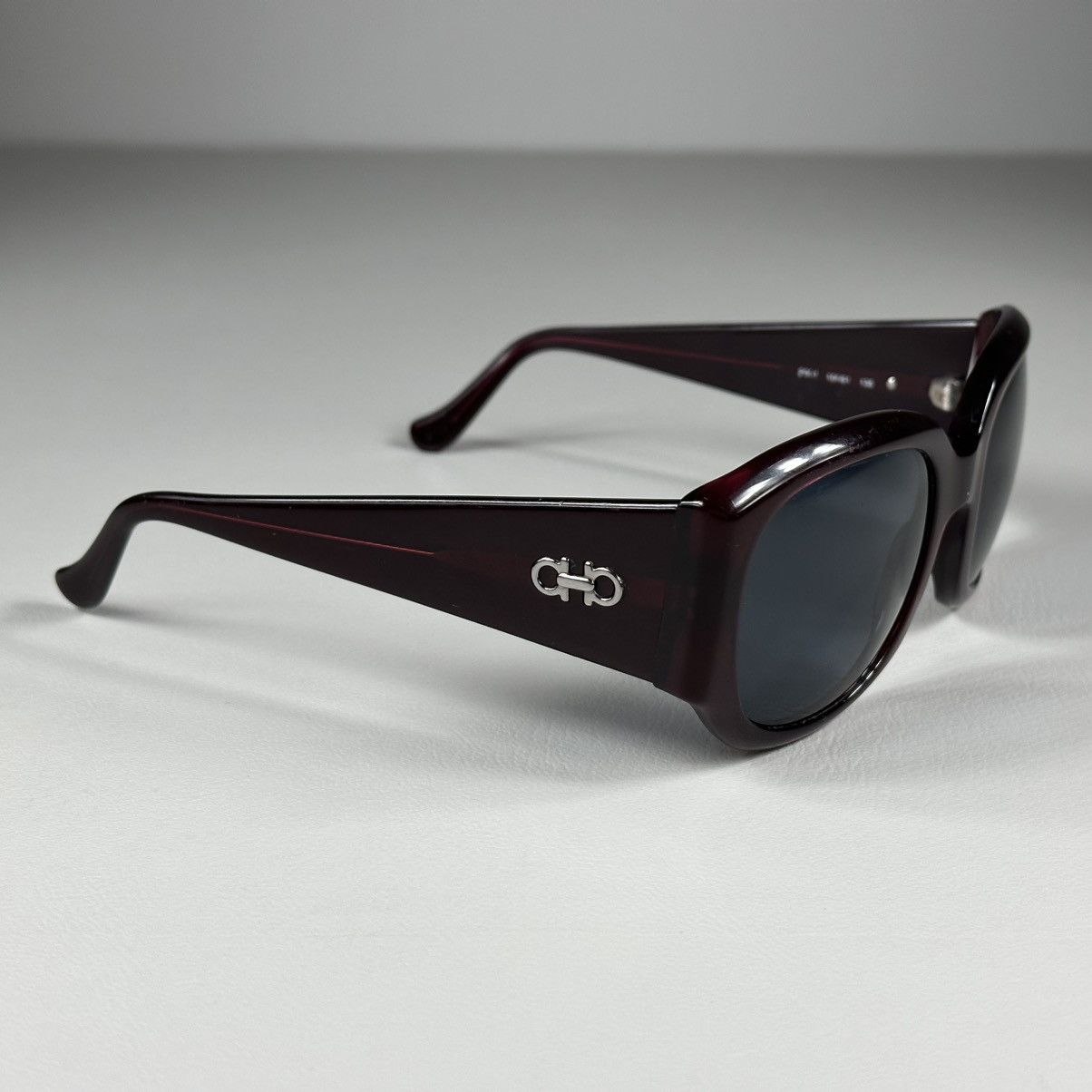 Salvatore Ferragamo Salvatore Ferragamo Burgundy Squared Sunglasses Size ONE SIZE - 2 Thumbnail