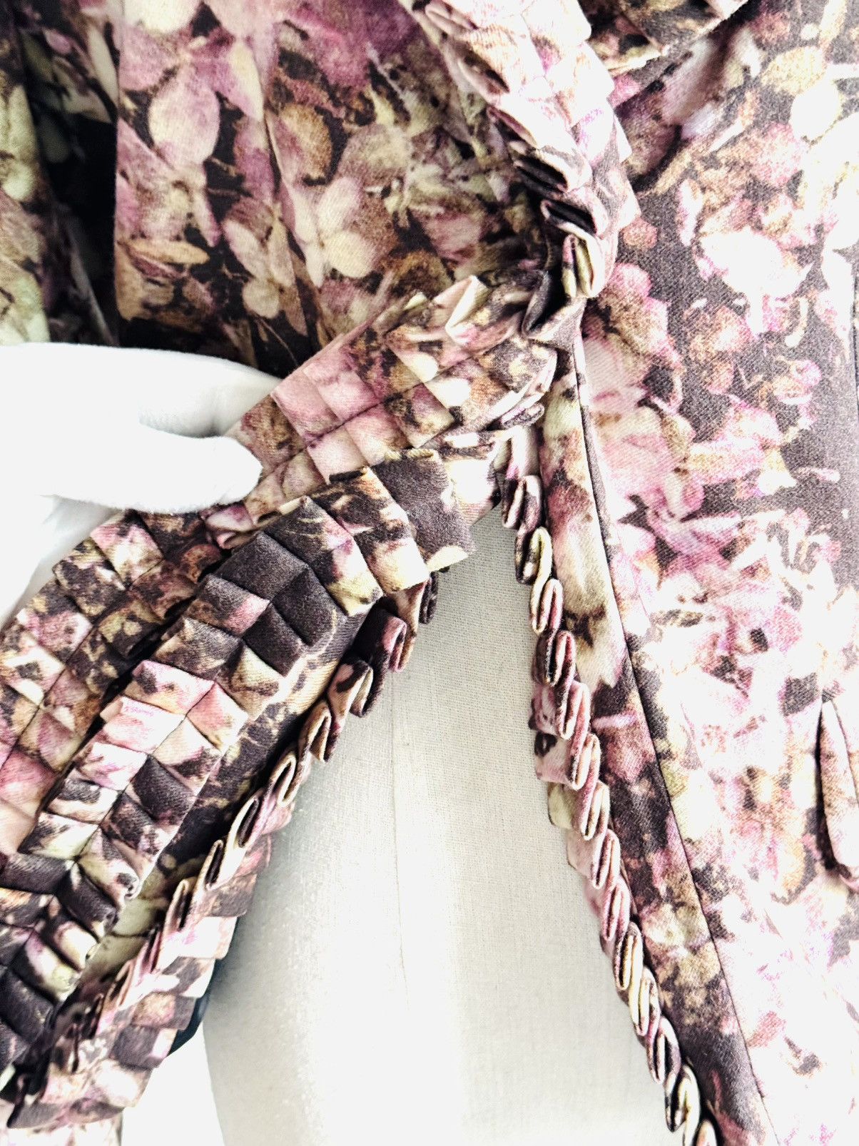 Ann Demeulemeester Fall 2008 Ann Demeulemeester Floral blazer w/ ruffle detail Size XS / US 0-2 / IT 36-38 - 5 Thumbnail