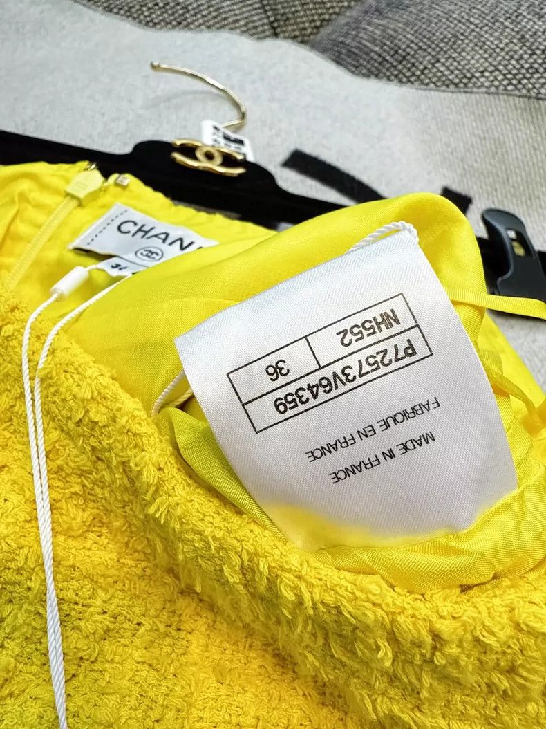 Chanel Chanel 22s bright yellow two-pocket skirt short skirt Size 24" / US 00 / IT 34 - 5 Thumbnail