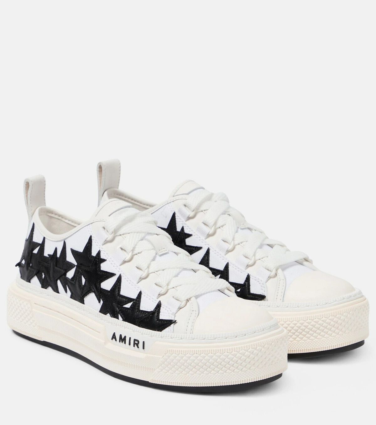 o1w1db11224 Stars Low Top Sneakers in White & Black