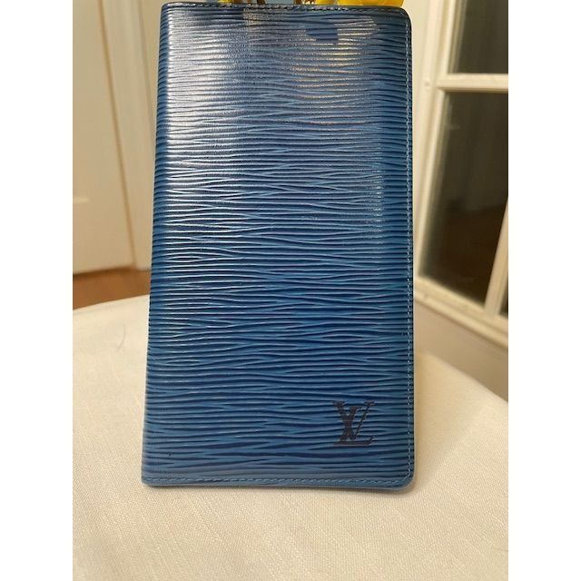 Louis Vuitton Louis Vuitton Epi Leather Passport/Credit Bifold Wallet Size ONE SIZE - 1 Thumbnail