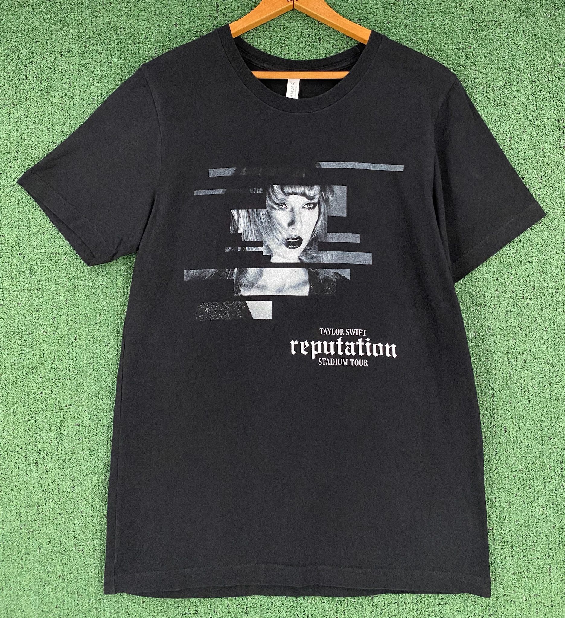 Canvas Taylor Swift Reputation Stadium Tour T-Shirt Medium Size M / US 6-8 / IT 42-44 - 1 Thumbnail