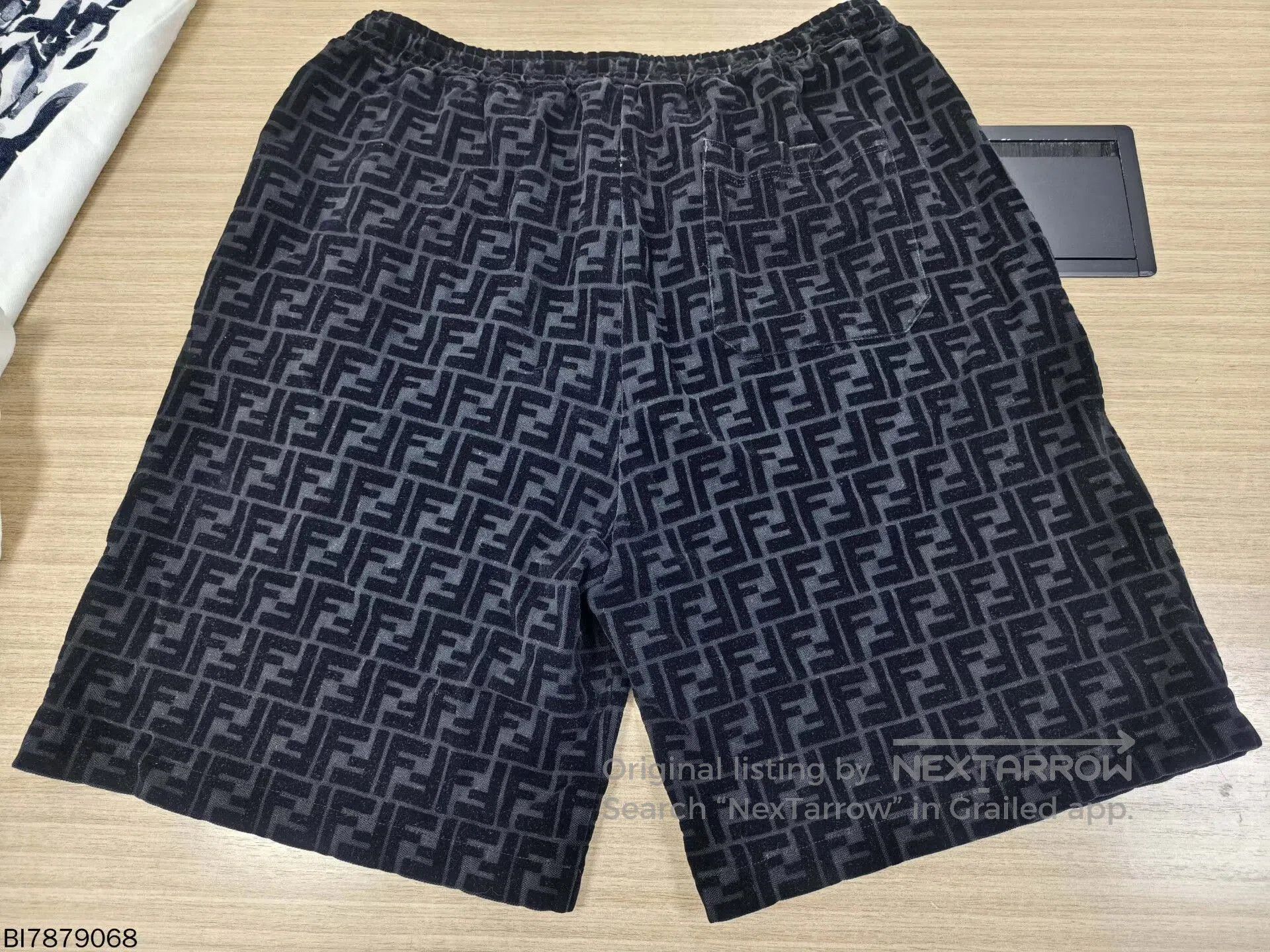 Fendi fendi logo shorts in black color. Size US 38 / EU 54 - 2 Thumbnail