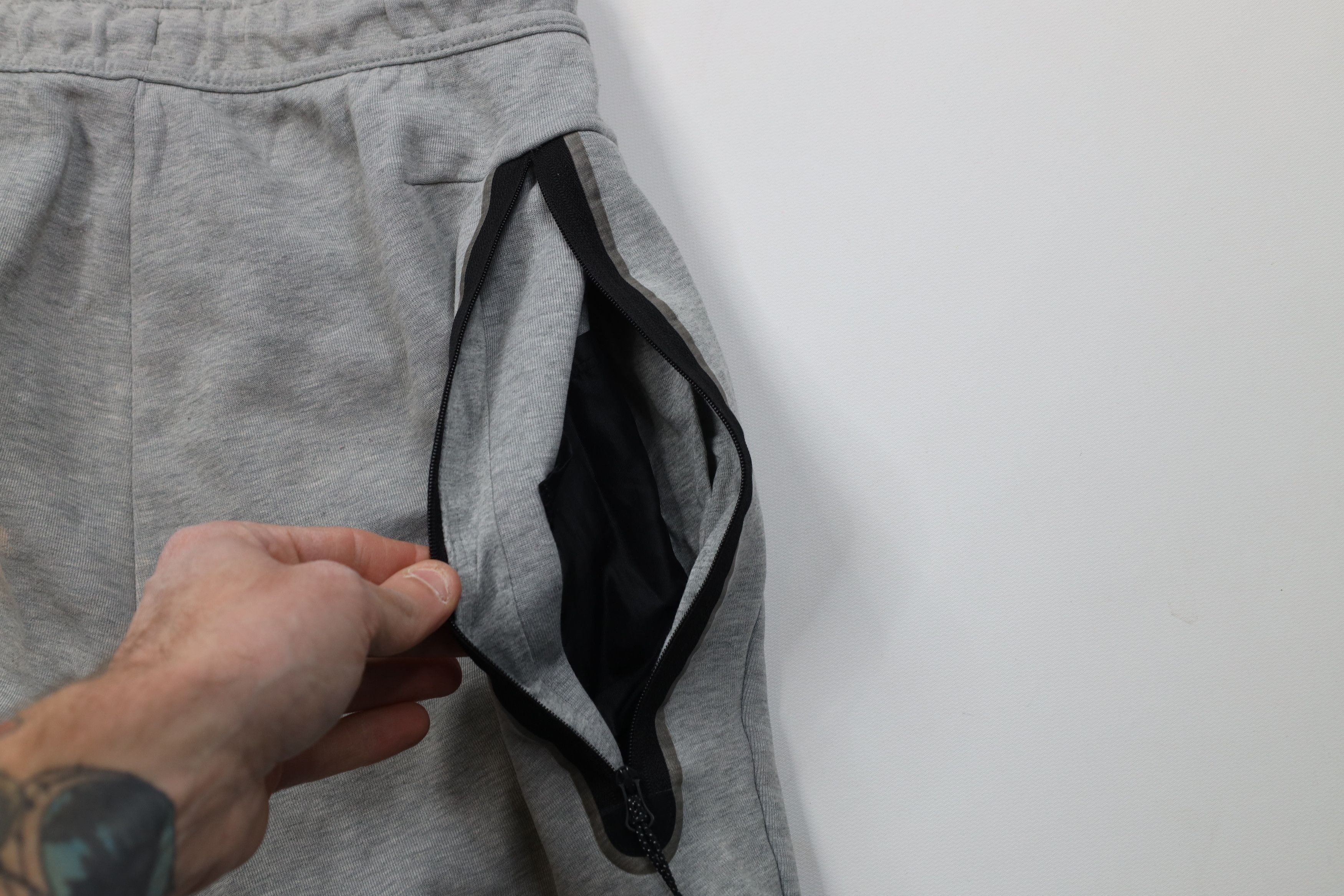 Nike Nike Tech Fleece Spell Out Above Knee Sweatpants Shorts Size US 30 / EU 46 - 13 Thumbnail