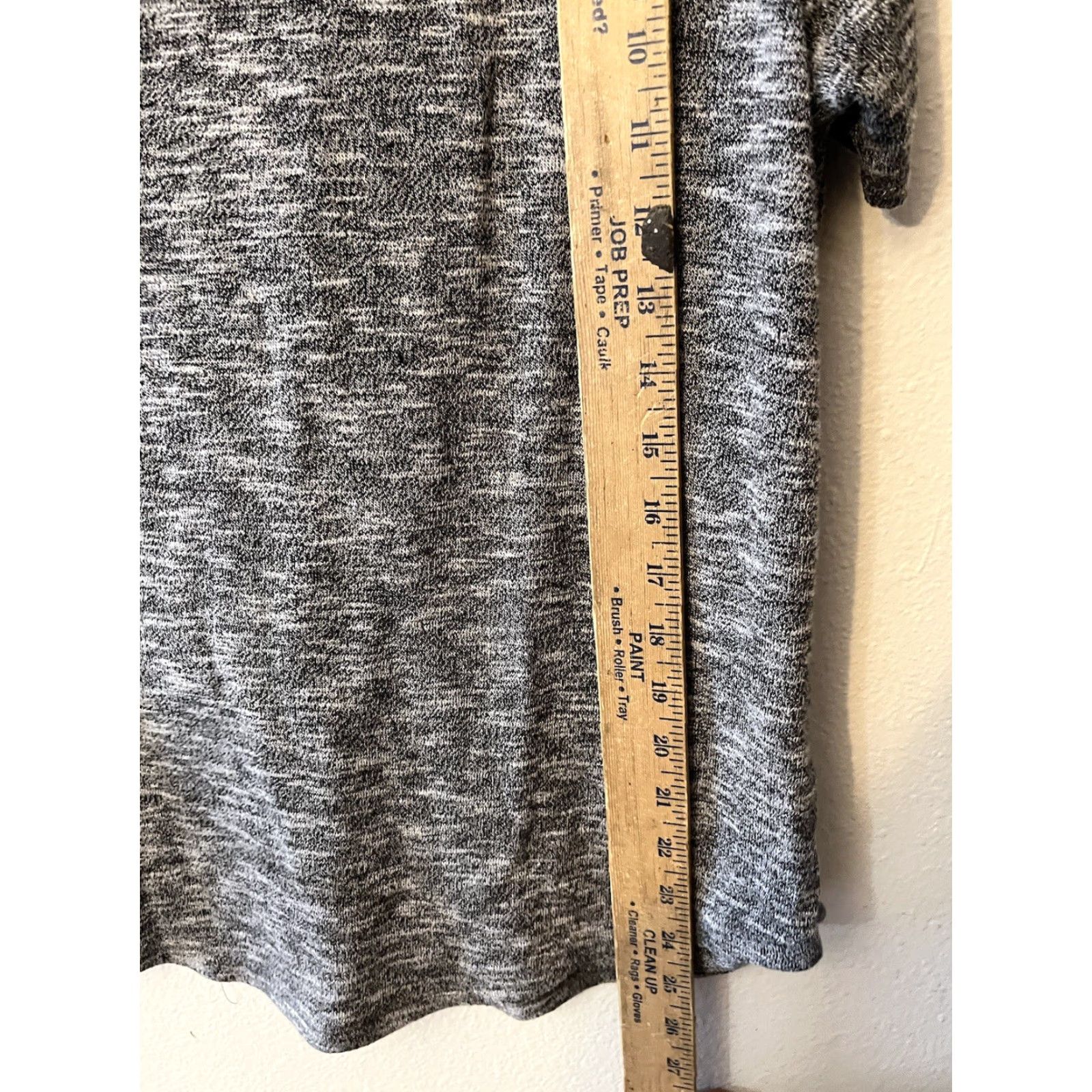 Juicy Couture Juicy Couture Gray Knit T-Shirt Short Sleeve Rhinestone Embellished Size M Women Vintage? (But must not add new info) Size M / US 6-8 / IT 42-44 - 4 Thumbnail