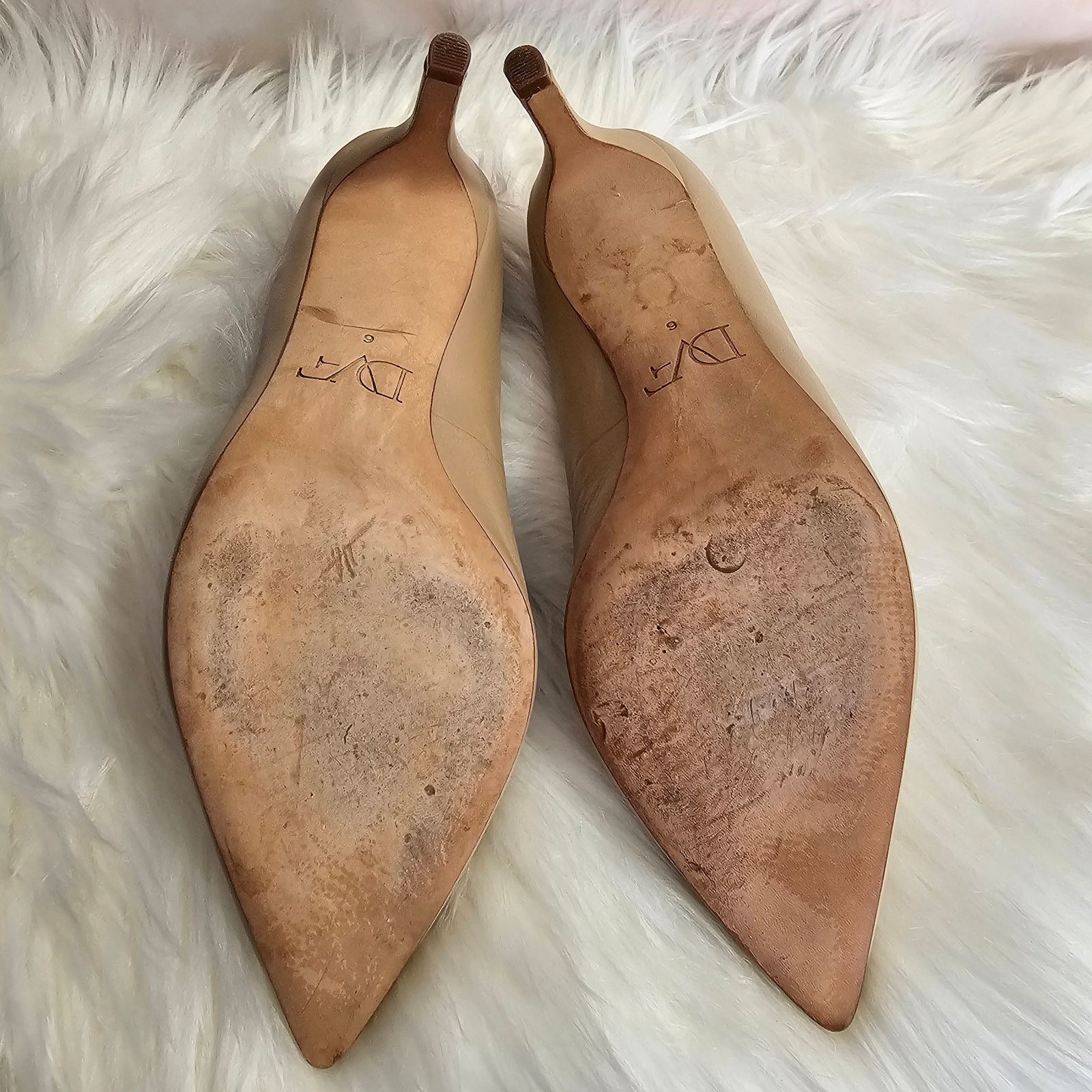 Diane von Furstenberg Diane Von Furstenberg Nude Olee Pointed Leather Heel Pumps 6 Size US 6 / IT 36 - 8 Thumbnail