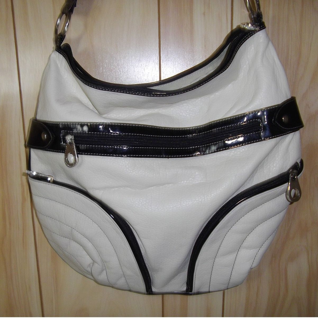 Other Avon Vintage Cream & Black Soft Faux Leather Shoulder Bag Size ONE SIZE - 1 Thumbnail