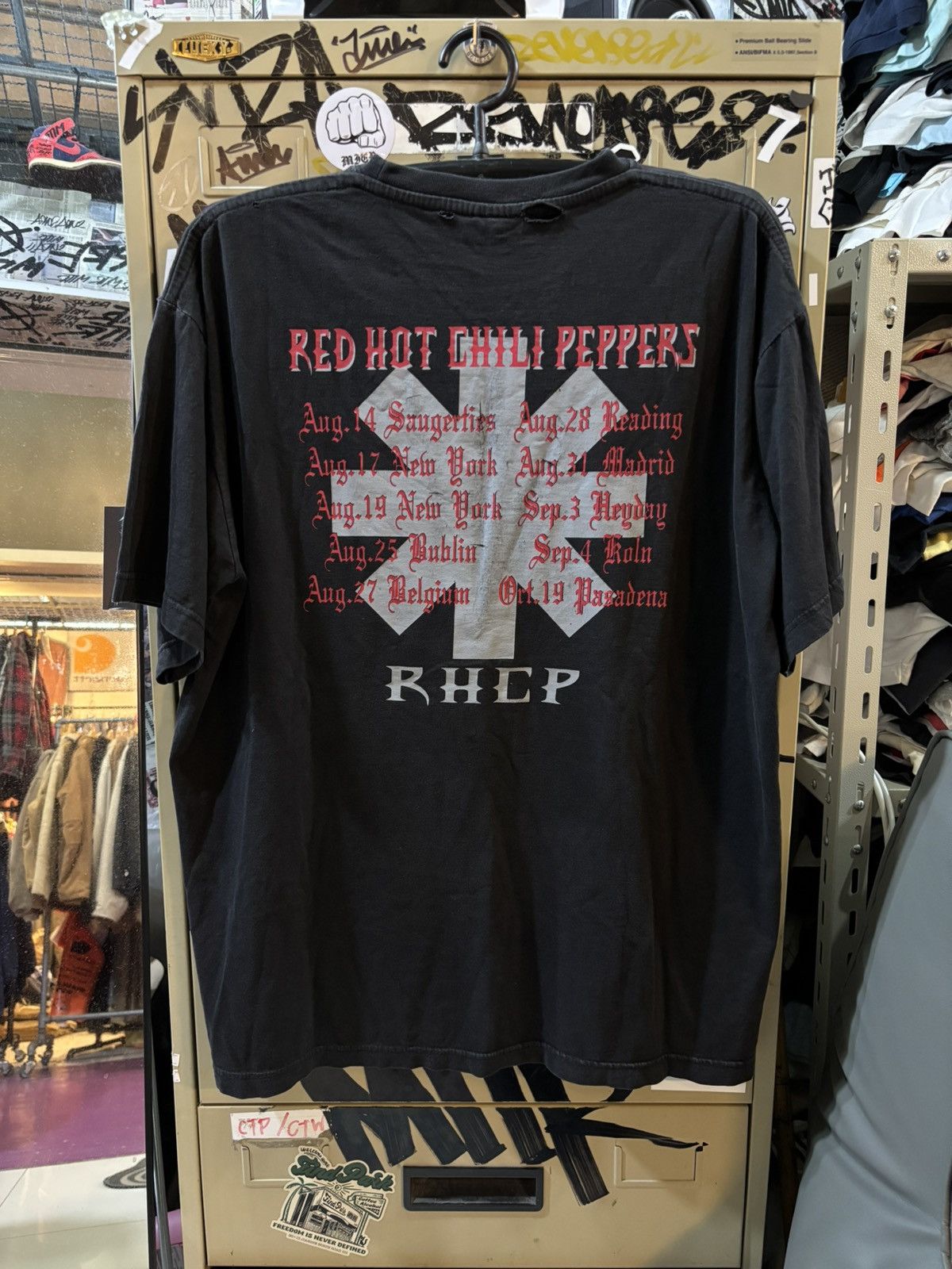 Band Tees Red hot chili pepper 90’s T shirt Size US XL / EU 56 / 4 - 10 Thumbnail