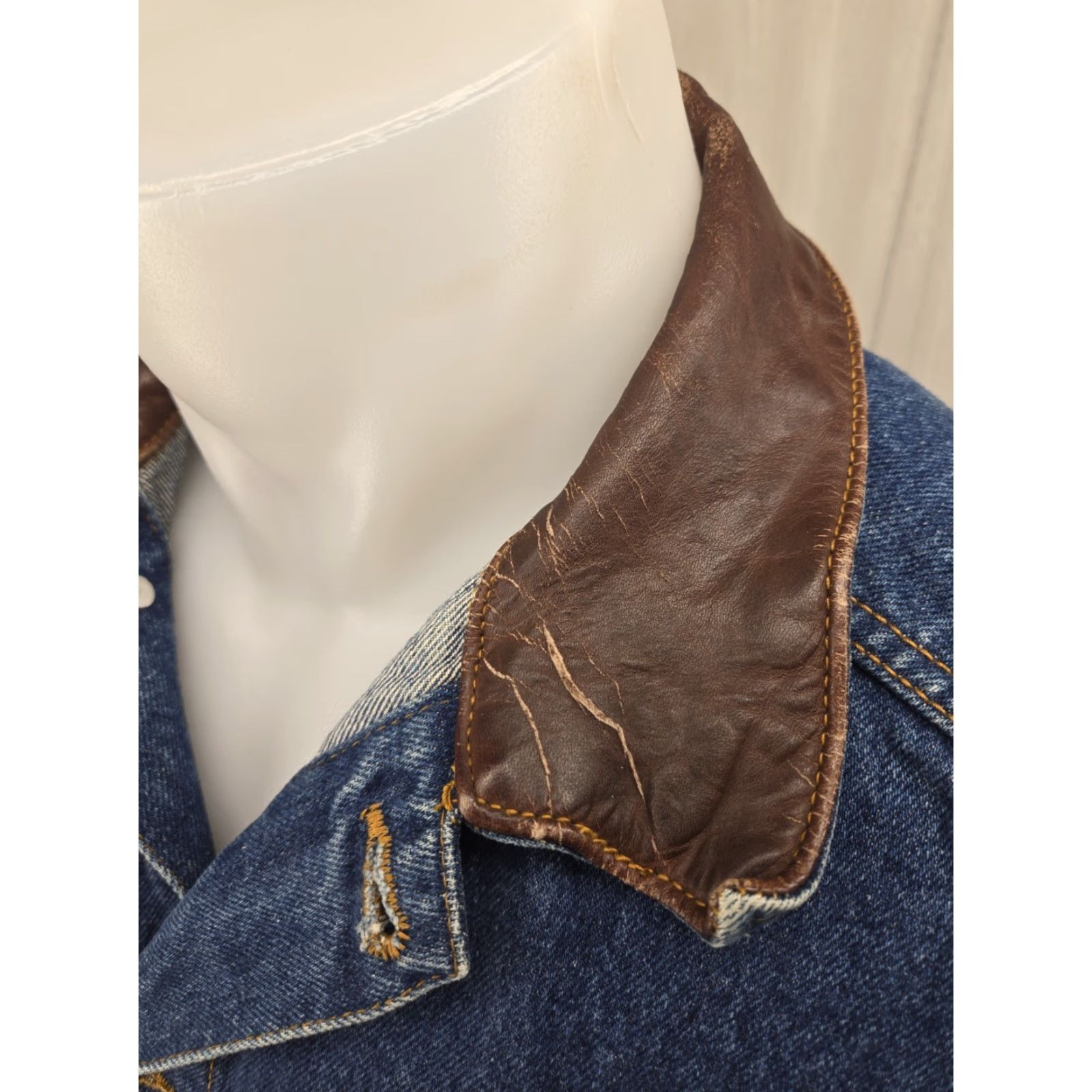 Marlboro VINTAGE Marlboro Country Store Denim Jean Jacket Unisex Adults Medium Blue Leather Collar 90s Western Trucker Jacket Size US 31 - 7 Thumbnail
