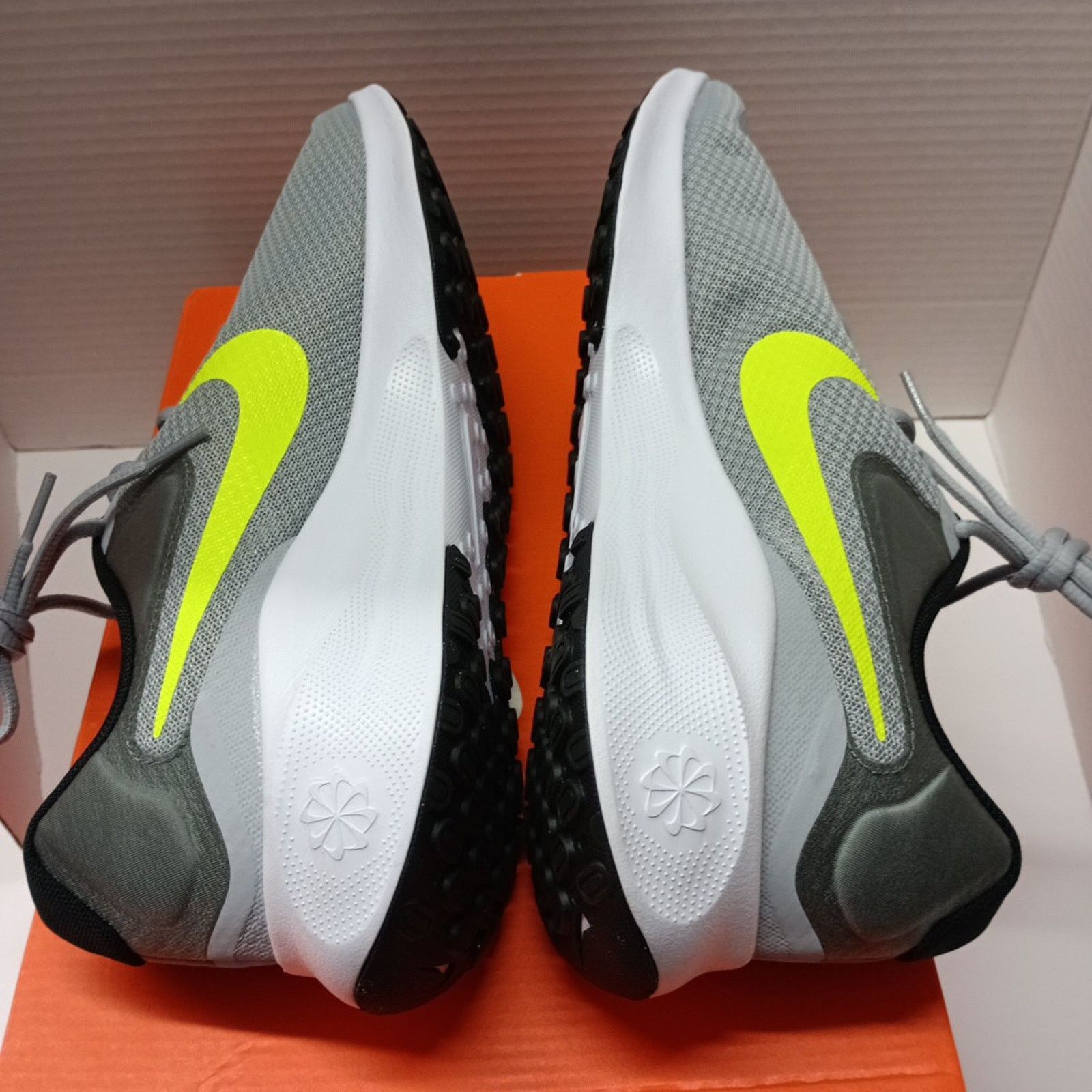 Nike Nike Revolution 7 Wolf Grey Volt Running Shoes Men’s Size 10 Size US 10 / EU 43 - 6 Thumbnail