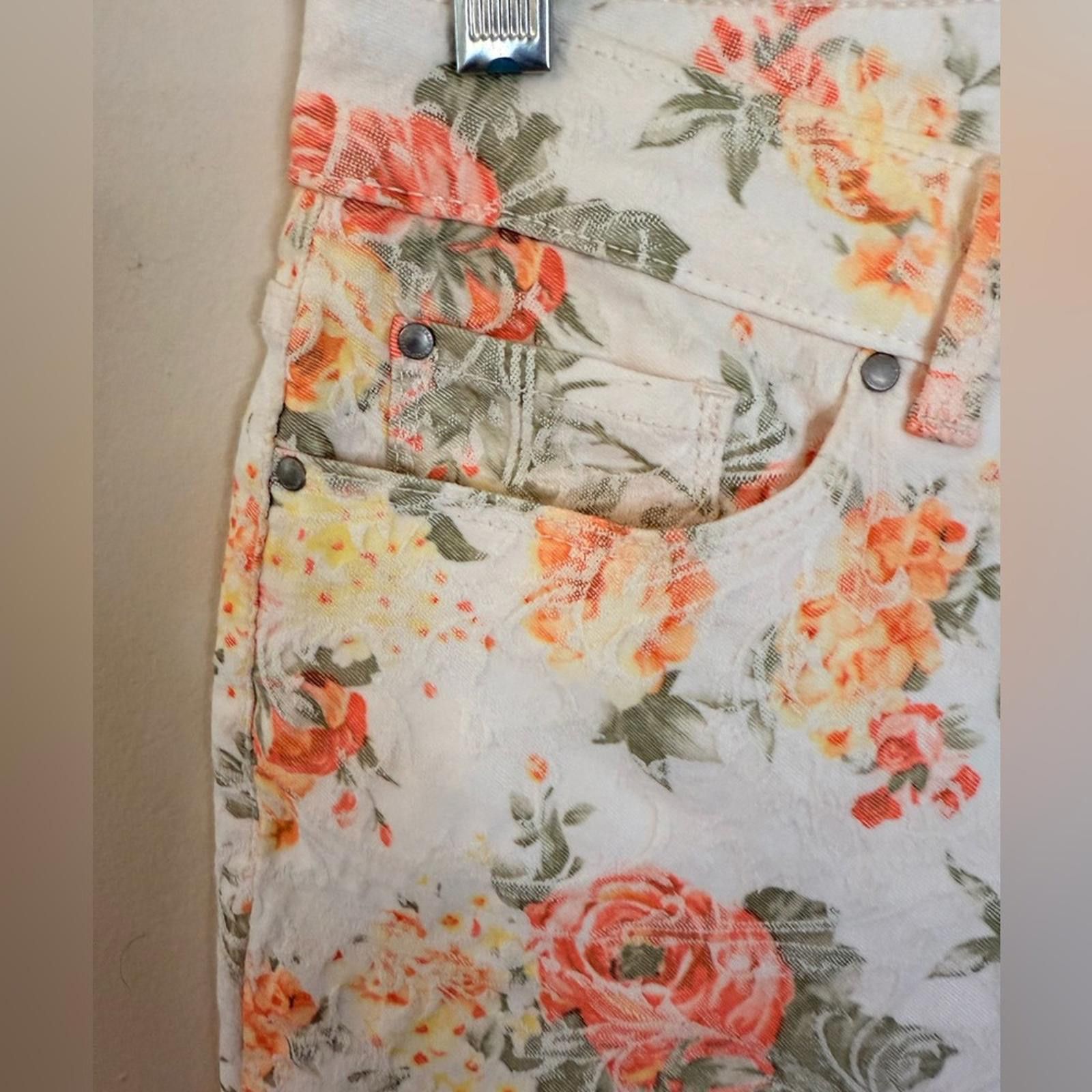 Charter Club Charter Club Bristol Cream floral cropped jeans SZ 10 petite Size 32" / US 10 / IT 46 - 2 Thumbnail