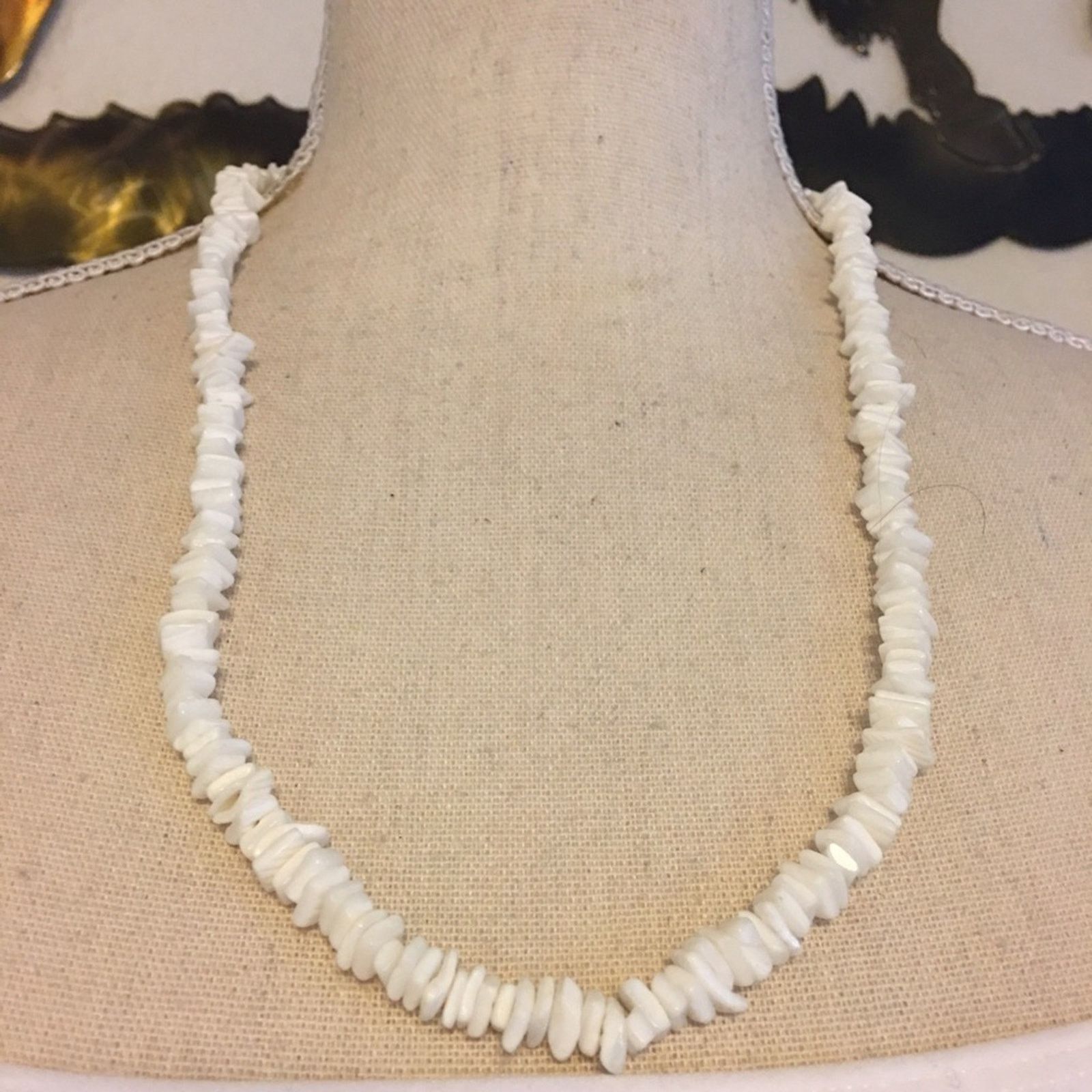 Vintage Vintage white coral beaded necklace Size ONE SIZE - 1 Thumbnail