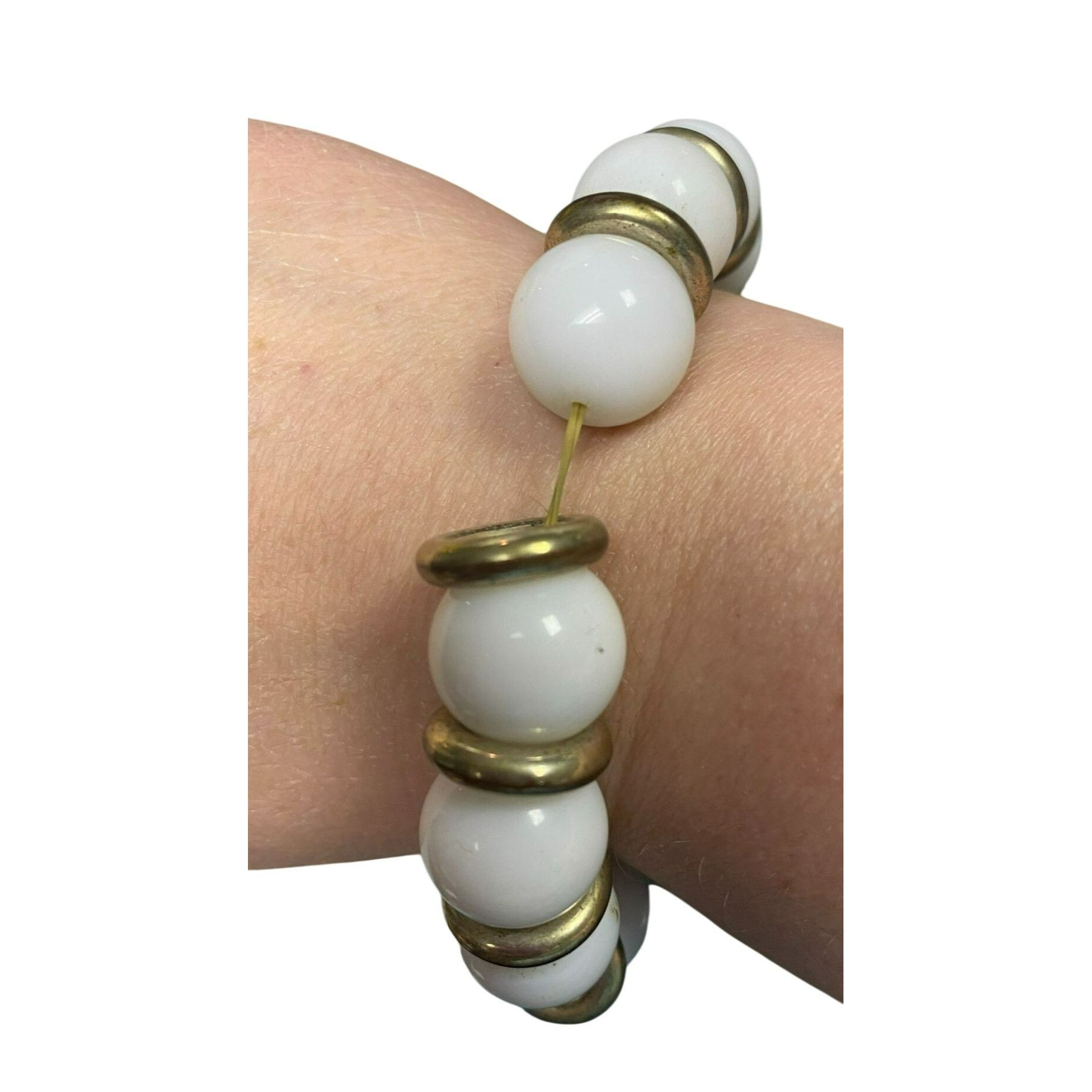 Other Vintage Chunky White Bead & Brass Disc Stretch Bracelet Size ONE SIZE - 2 Thumbnail