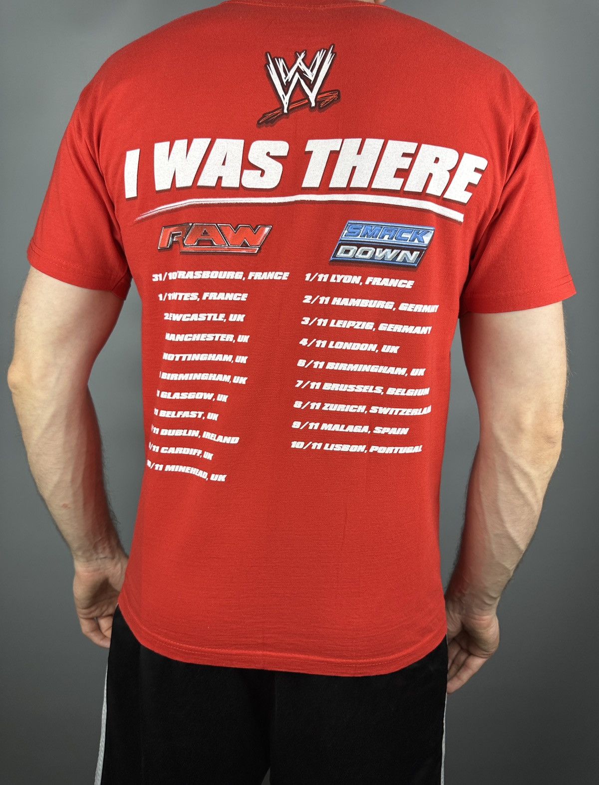 Vintage WWE Raw vs Smackdown Wrestling T Shirt Graphic Tee Size US M / EU 48-50 / 2 - 4 Thumbnail