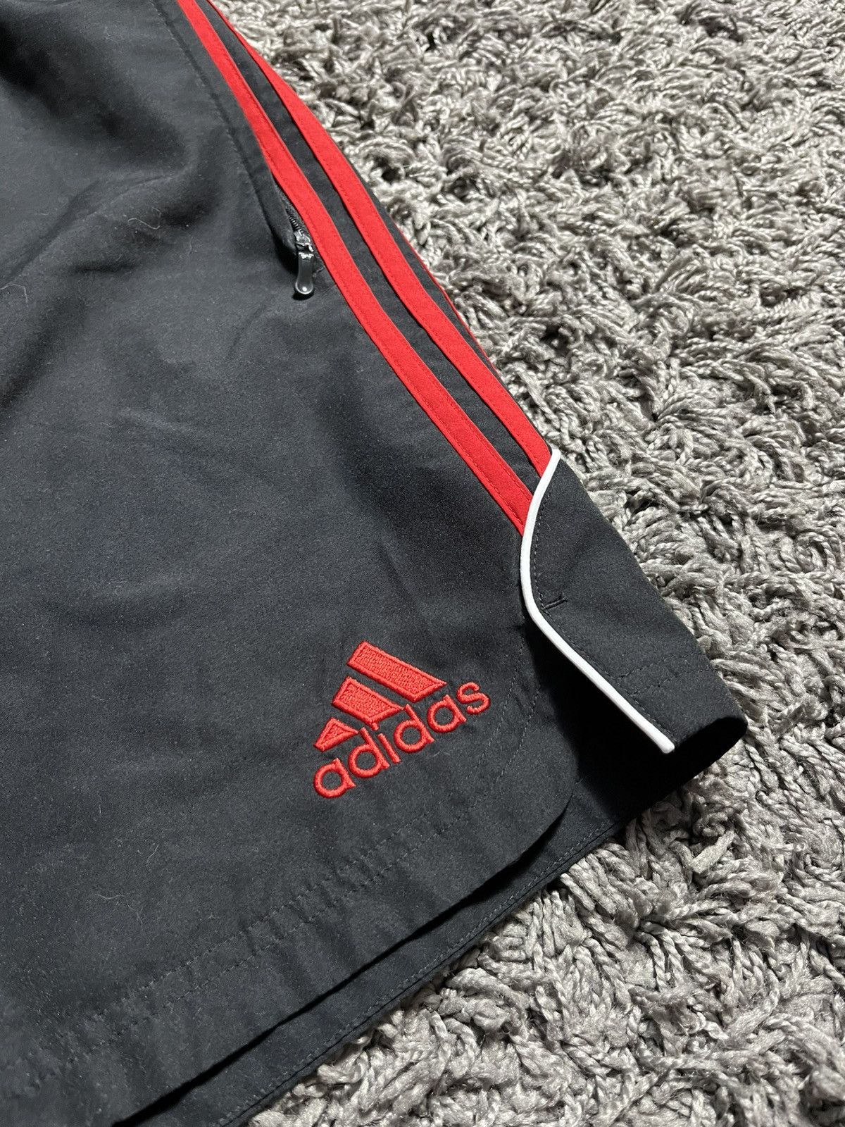 Adidas ADIDAS LIVERPOOL 2009/10 VINTAGE FOOTBALL MENS SHORTS Size US 33 - 3 Thumbnail