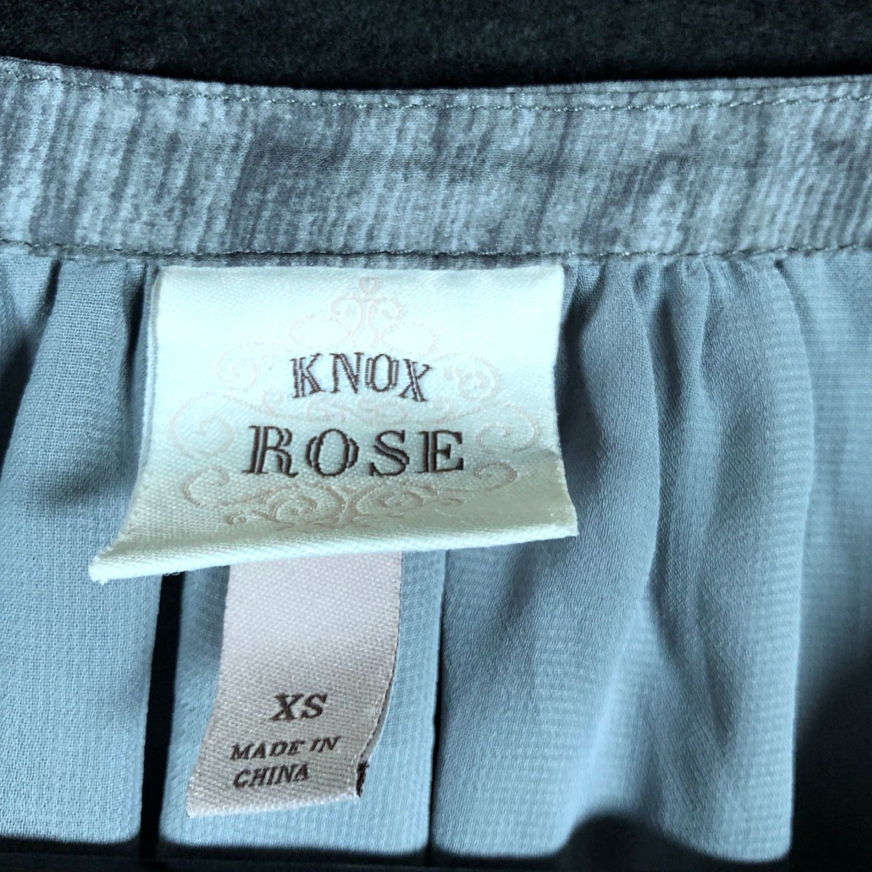 Vintage Knox Rose Womens Blouse Gray Sequin V Neck Pleated Lined Long Sleeve XSmall Womens Blouse Gray Sequin V Neck Pleated Lined Long Sleeve XS Size XS / US 0-2 / IT 36-38 - 6 Thumbnail