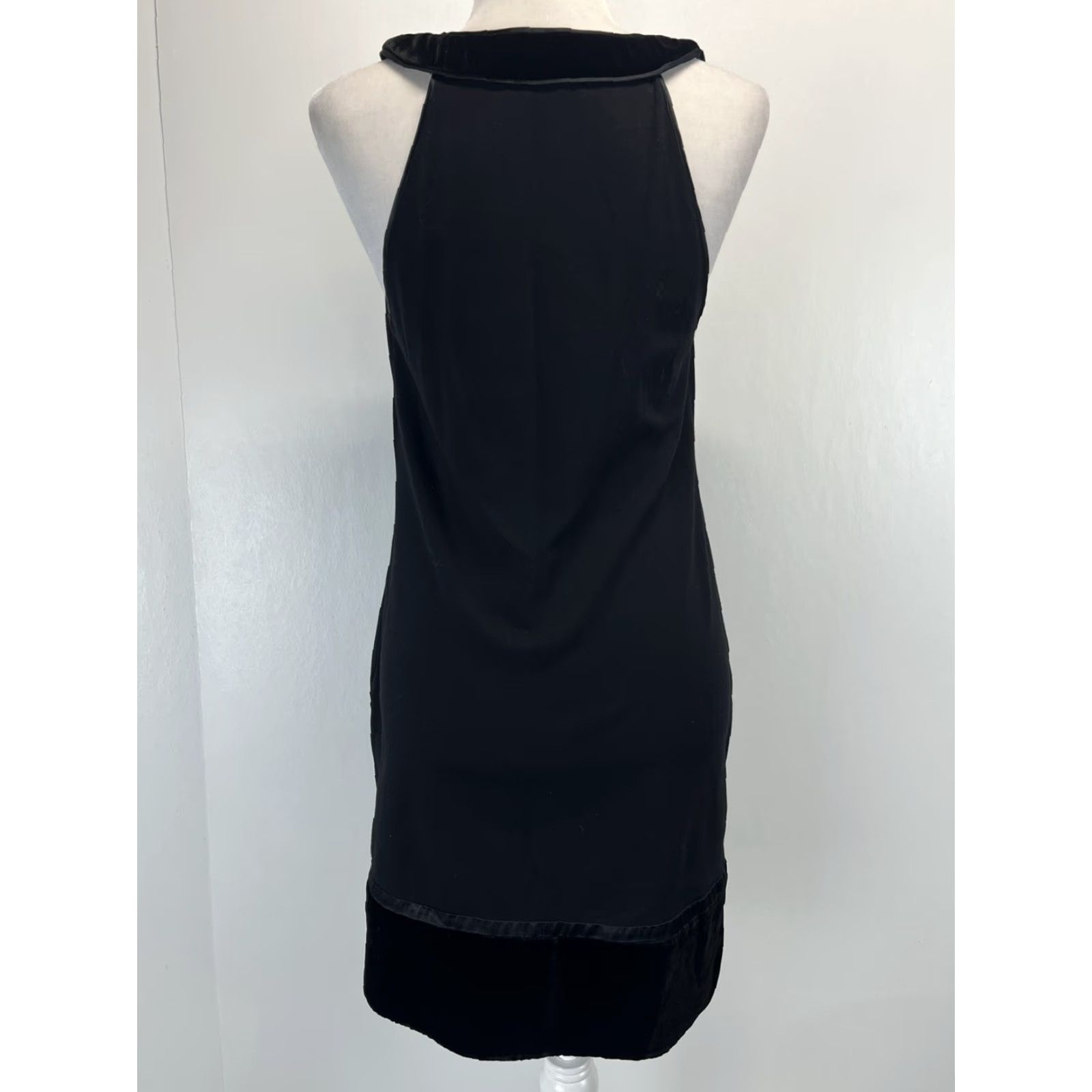 Bcbgmaxazria BCBGMAXAZRIA Dress Shift Small Black Sleeveless Velvet Trim Mini Velvet Dress Womens Sz S Size S / US 4 / IT 40 - 3 Thumbnail