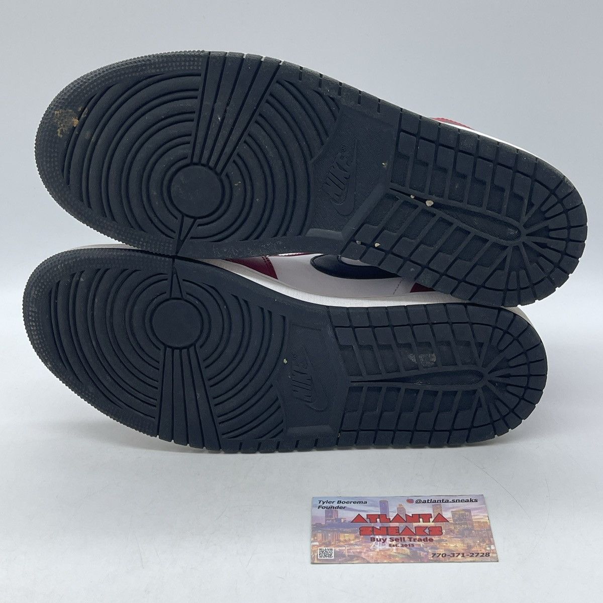 Jordan Brand Air Jordan 1 mid Chicago black toe Size US 9.5 / EU 42-43 - 7 Thumbnail