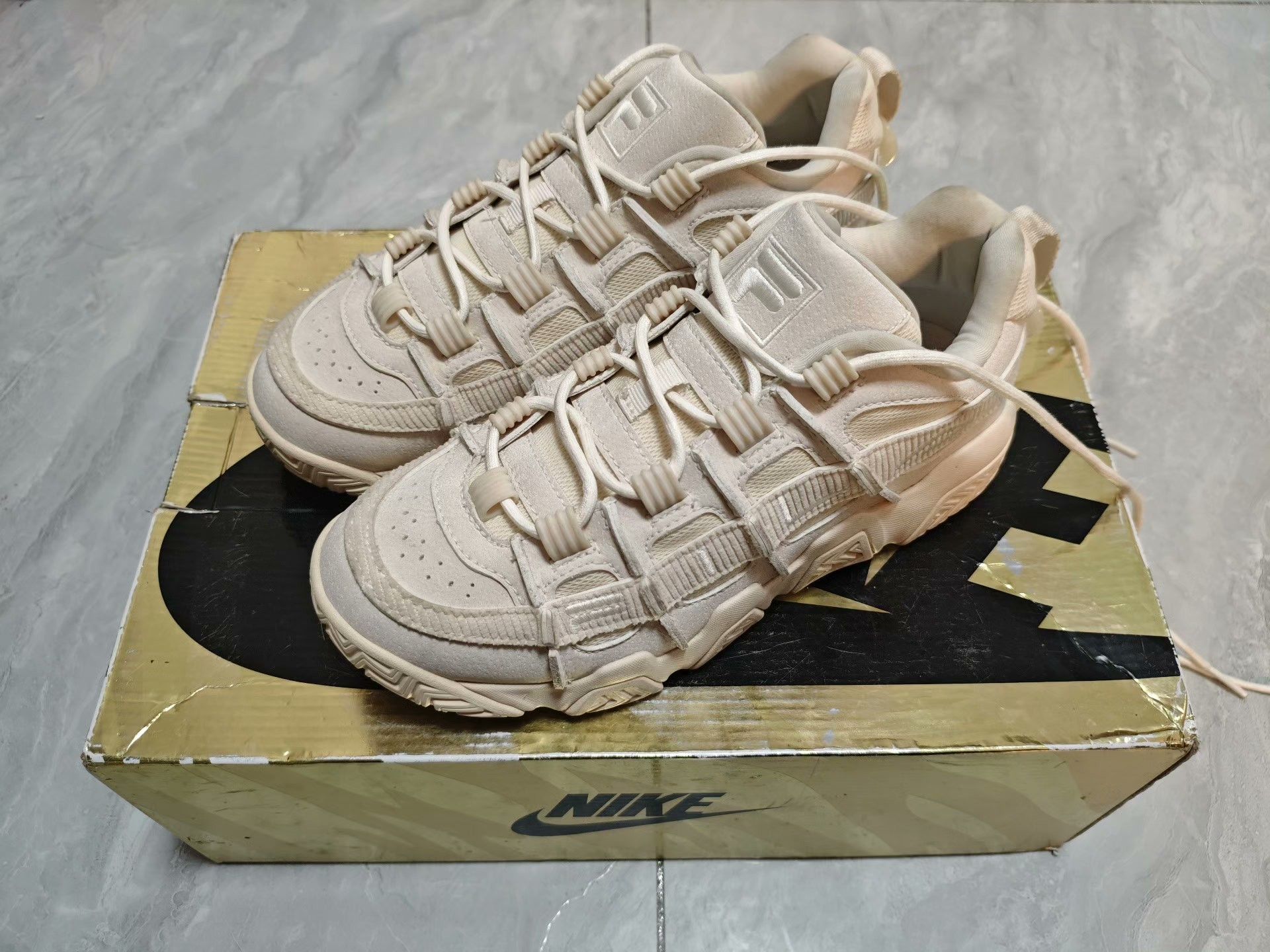 Fila Fila Beige Lowtop Sneakers 5 Men Size US 5 / EU 37 - 1 Thumbnail
