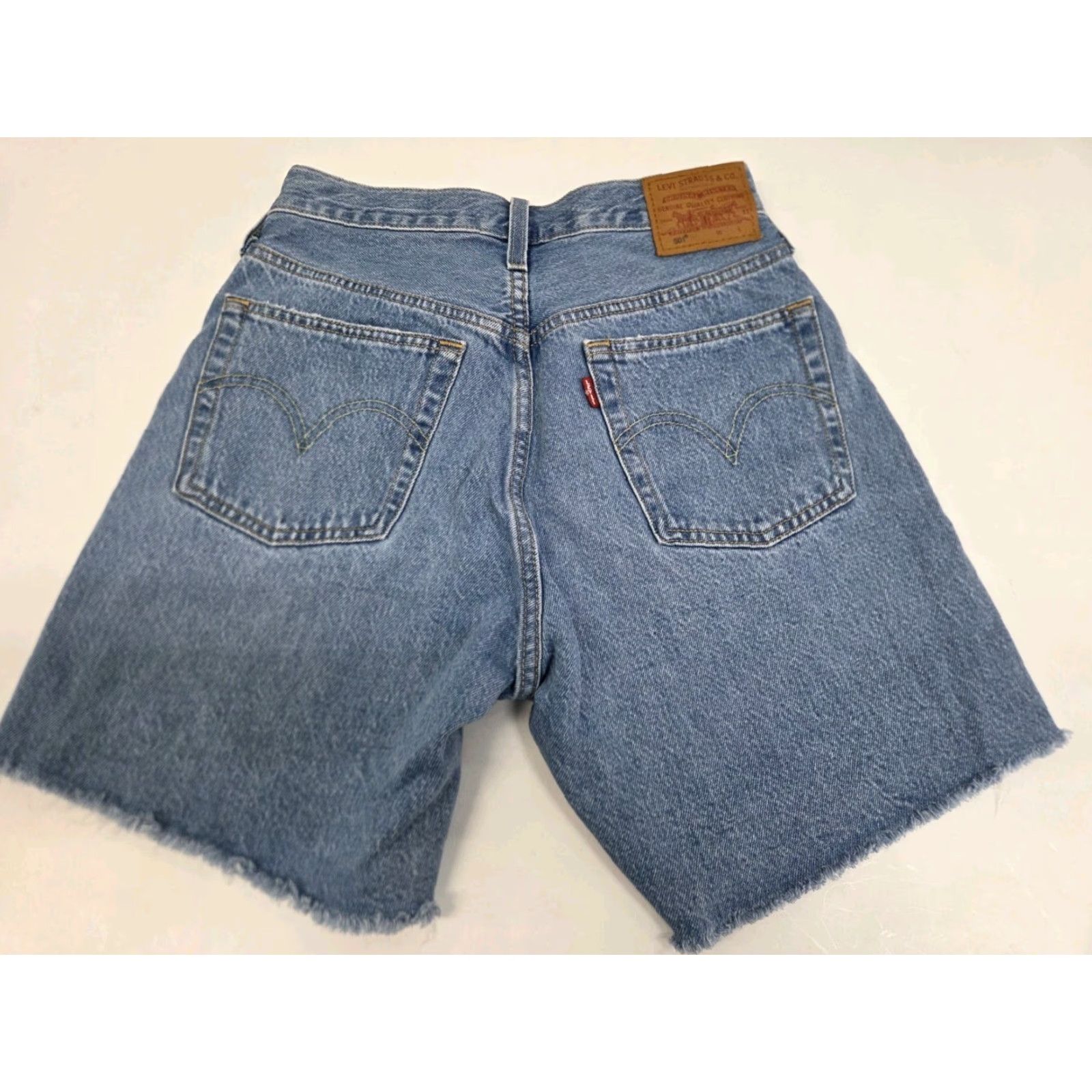 Levi's VINTAGE Levi’s 501 Womens Button Fly Shorts Blue Distressed Raw Hem 26 Regular 6 In Denim 100% Cotton Womens Jeans Size 26" / US 2 / IT 38 - 2 Thumbnail