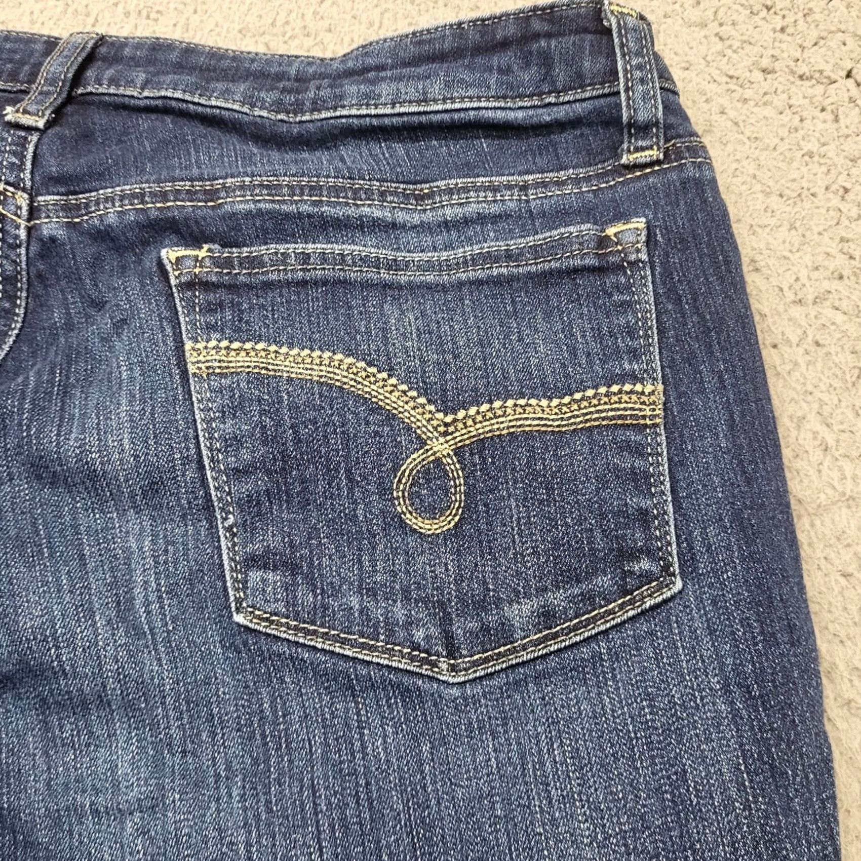 Lee VINTAGE Lee Jeans Women's 12M Mid Rise Bootcut Dark Wash Denim Stretch Cowgirl Regular 5-Pocket Blue Womens Jeans Size 34" / US 12 / IT 48 - 4 Thumbnail