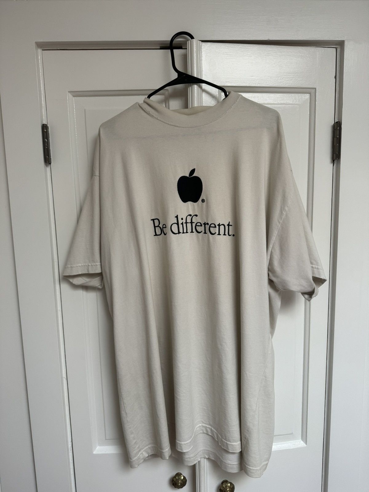Balenciaga Balenciaga Be Different Apple T-Shirt Size US L / EU 52-54 / 3 - 1 Thumbnail