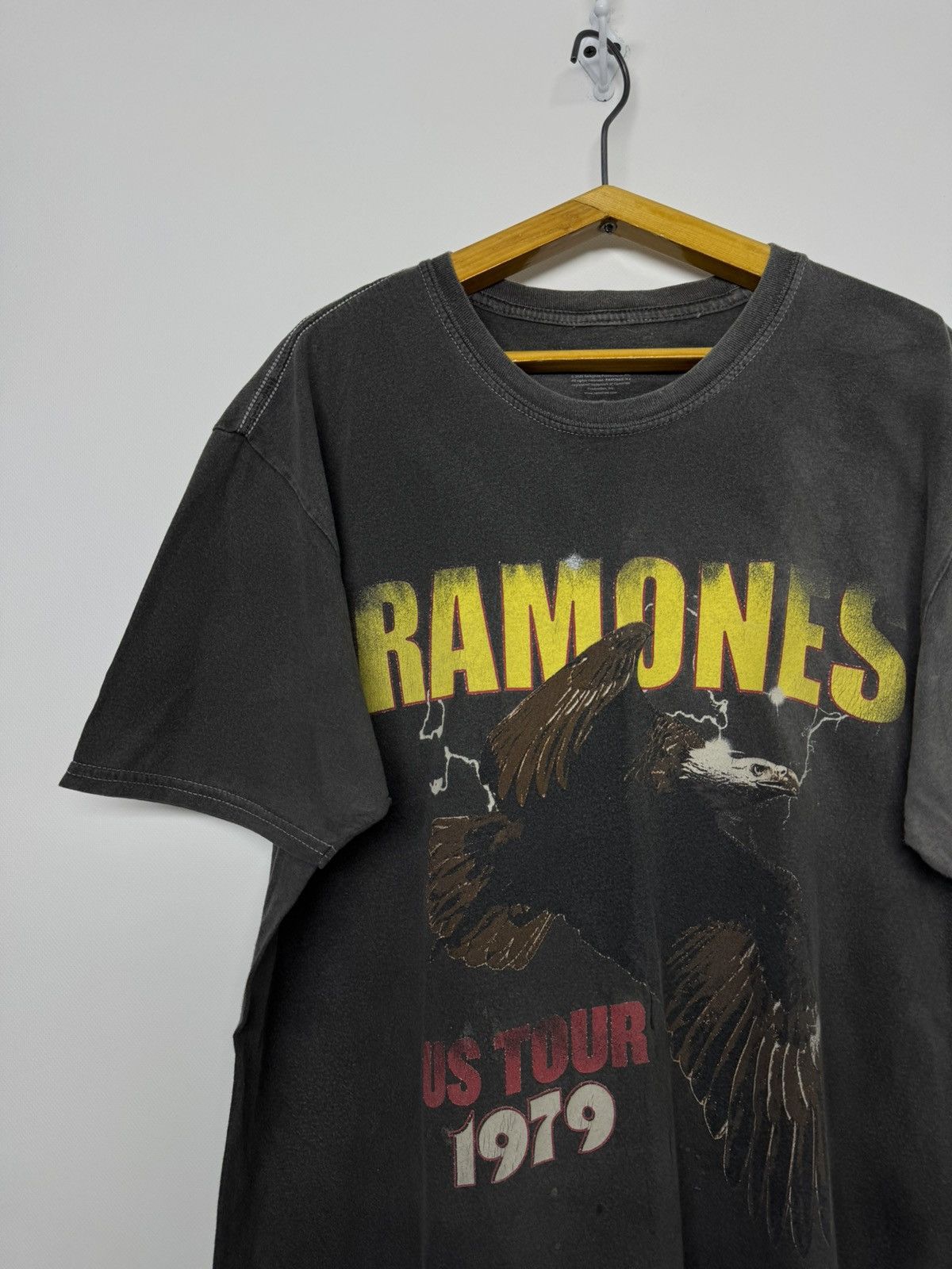 Vintage Vintage Y2k Ramones Rock Band Tee Size US S / EU 44-46 / 1 - 1 Thumbnail