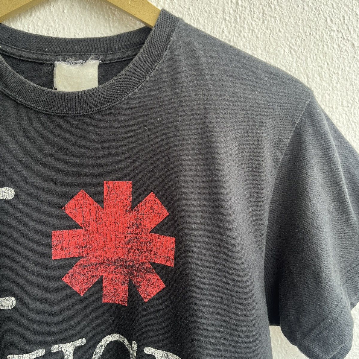 Band Tees VINTAGE 2007 RED HOT CHILI PEPPERS ICONIC LOGO TSHIRT Size US S / EU 44-46 / 1 - 6 Thumbnail