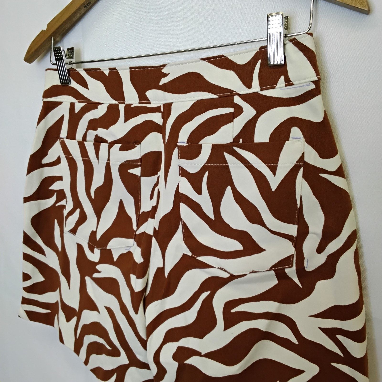 Spanx Spanx Polished 6" Shorts Women's S Brown + White Zebra Print Size 28" / US 6 / IT 42 - 4 Thumbnail