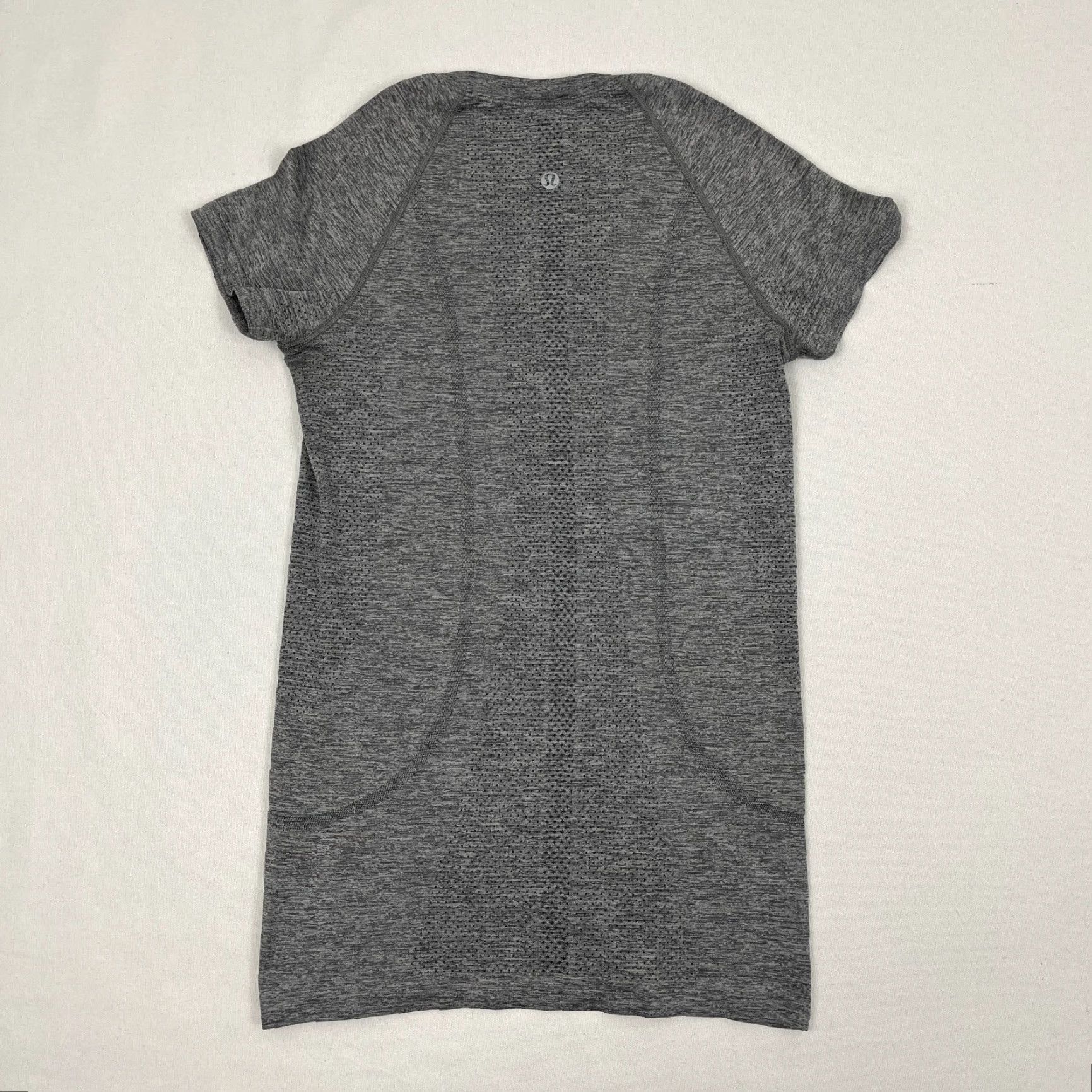 Lululemon Lululemon Swiftly Tech Shirt Sz 4 Gray Active Fitness Gym Short Sleeve Womens Size S / US 4 / IT 40 - 2 Thumbnail
