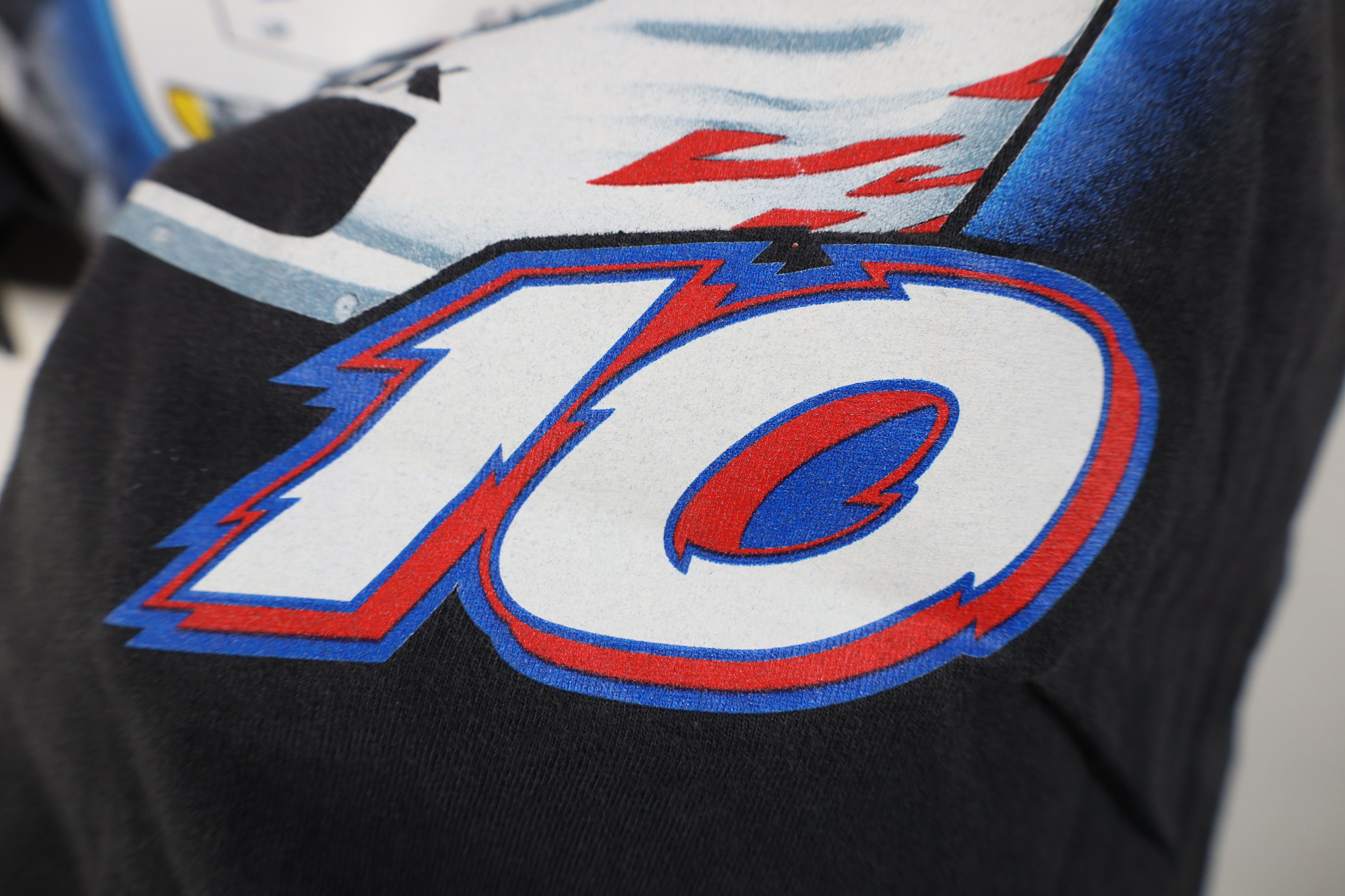 Vintage Vintage Y2K 2001 NASCAR Johnny Benson Valvoline T-Shirt Size US XL / EU 56 / 4 - 6 Thumbnail
