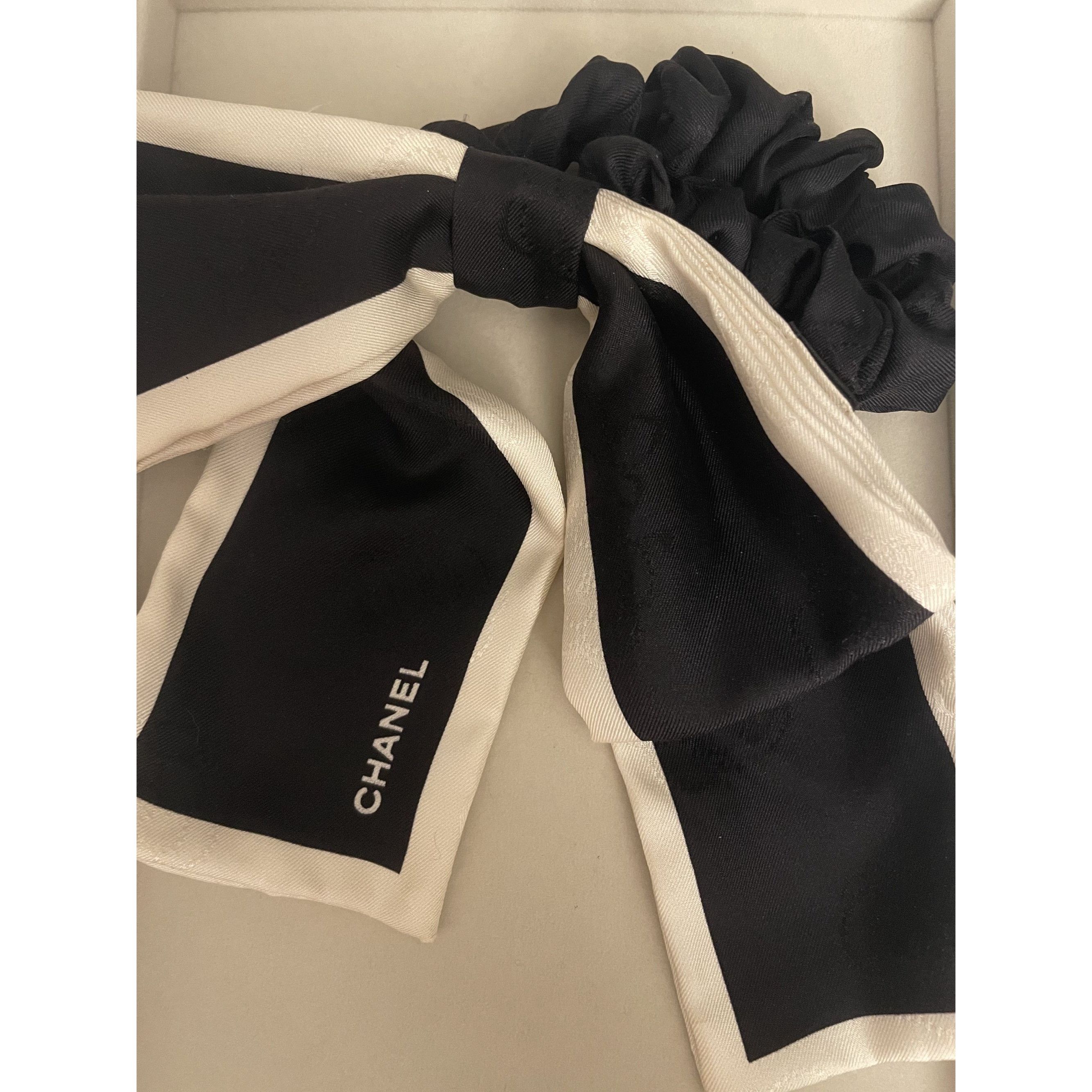Chanel Chanel Black & White Silk Hair Scrunchie With Bow Size ONE SIZE - 2 Thumbnail