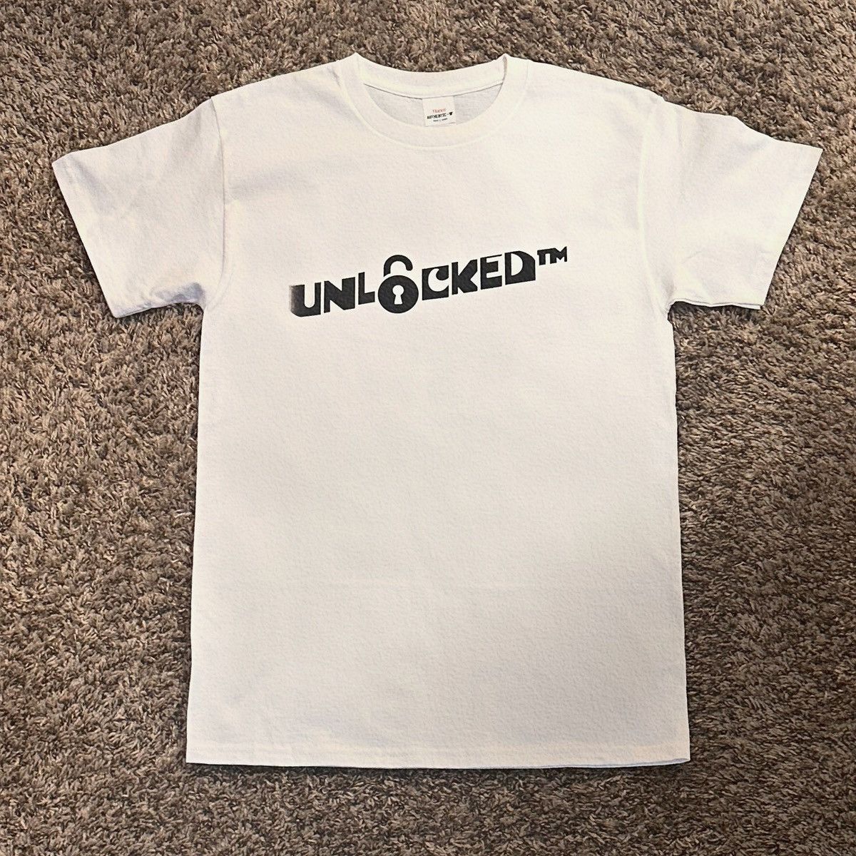 Other "Unlocked" Short Sleeve T-Shirt Size US S / EU 44-46 / 1 - 1 Thumbnail