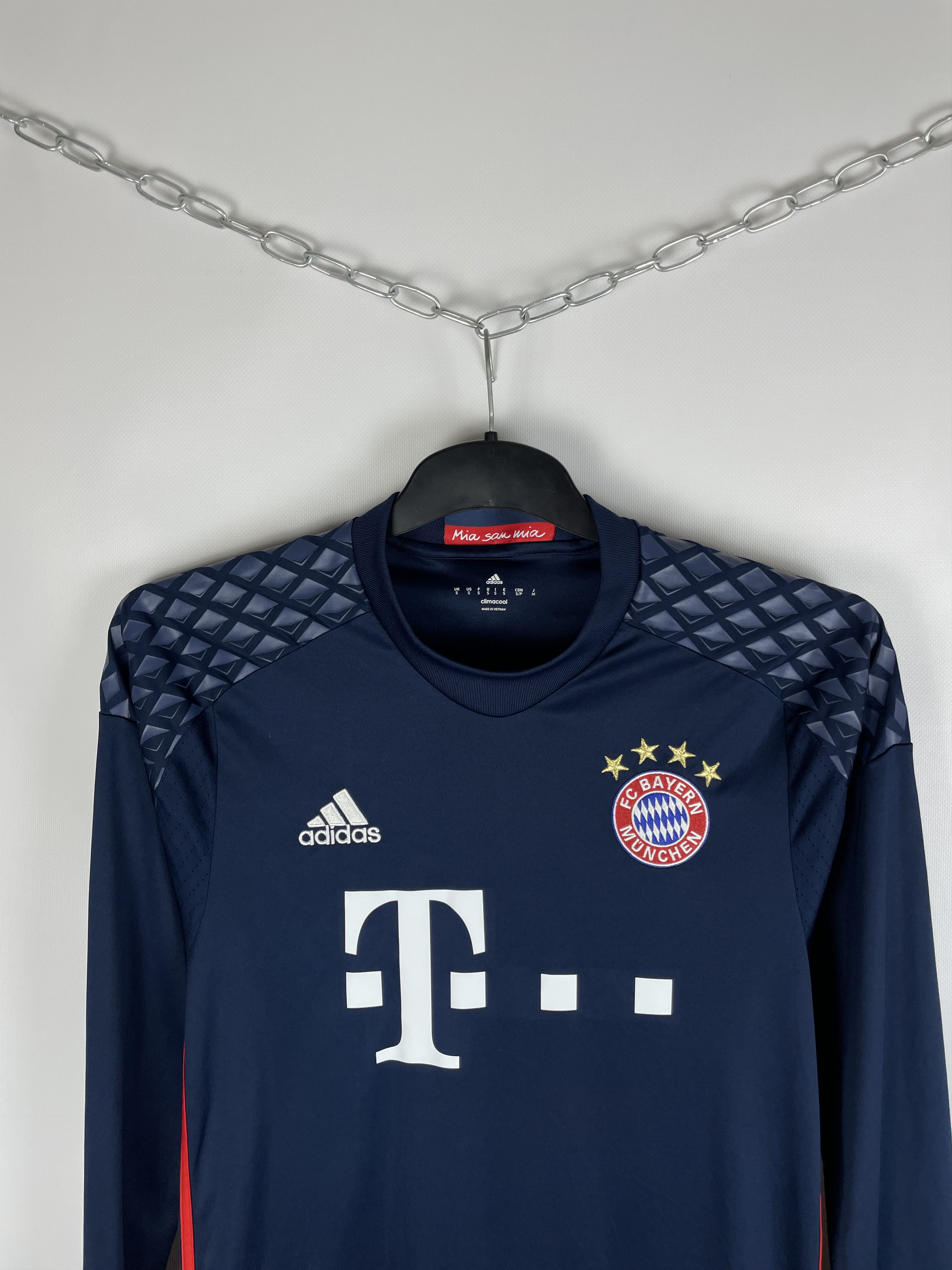 Adidas BAYERN MÜNICH 2016 GOALKEEPER SOCCER JERSEY ADIDAS Size US S / EU 44-46 / 1 - 3 Thumbnail