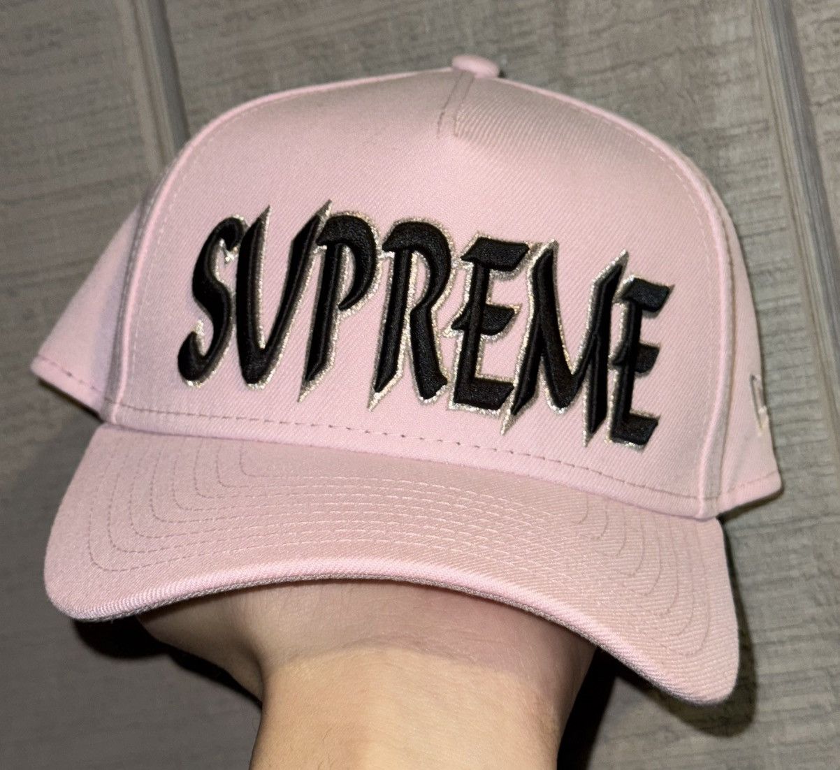 Supreme Supreme Sharp Spell Out (FW25) Size ONE SIZE - 1 Thumbnail