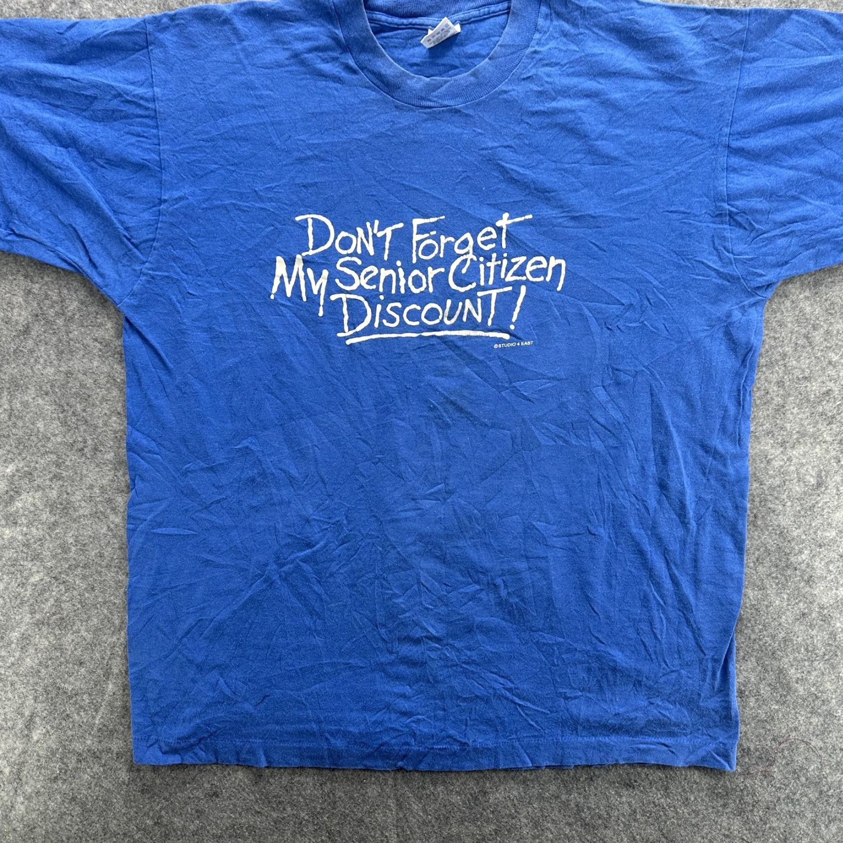 Fruit Of The Loom VINTAGE Don’t Forget My Senior Citizen Discount! Graphic T-Shirt Mens XL Blue Crew Neck Short Sleeve 100% Cotton USA Size US XL / EU 56 / 4 - 2 Thumbnail