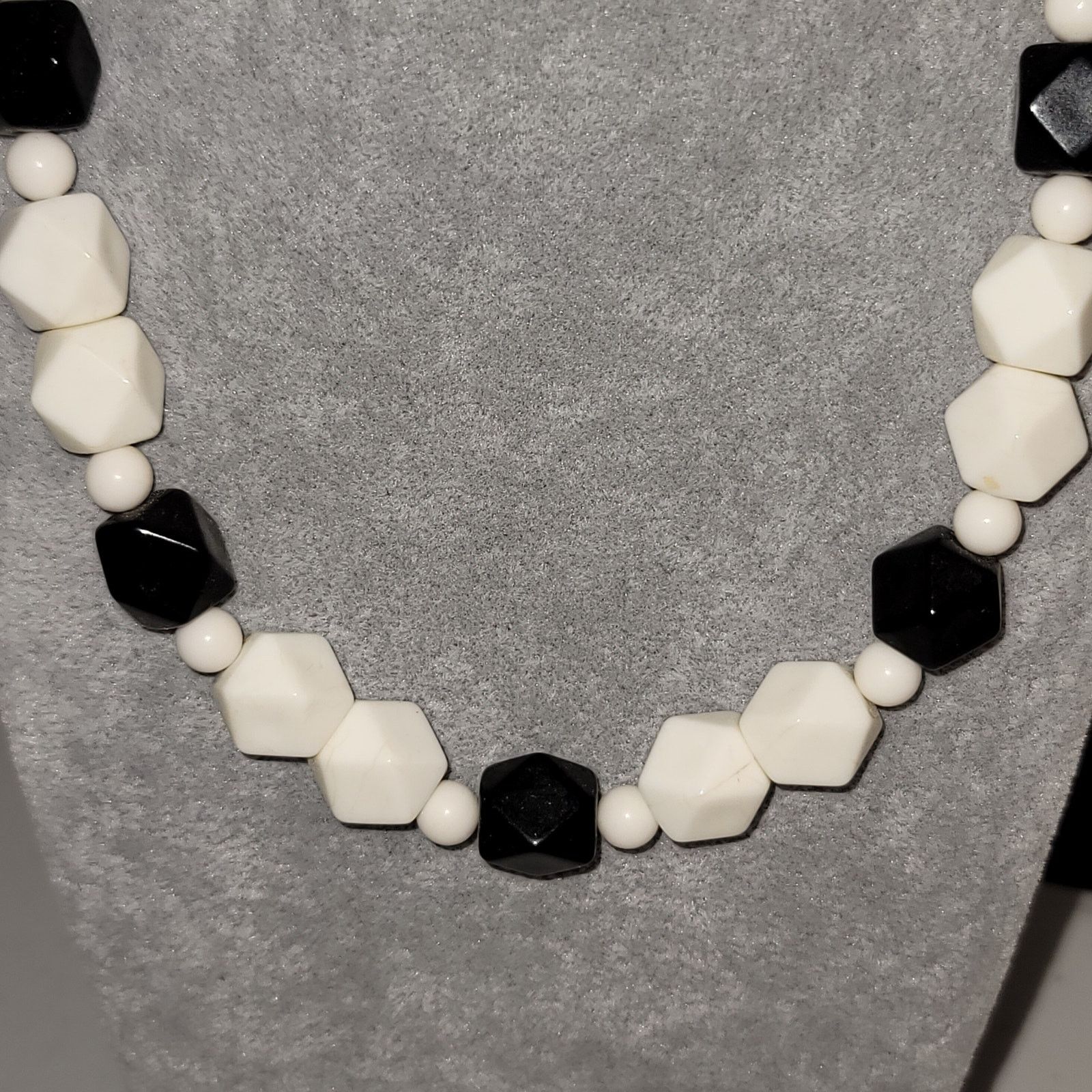 Vintage VTG c1980 Chunky Faceted Bead Black & White 18" Necklace Size ONE SIZE - 2 Thumbnail