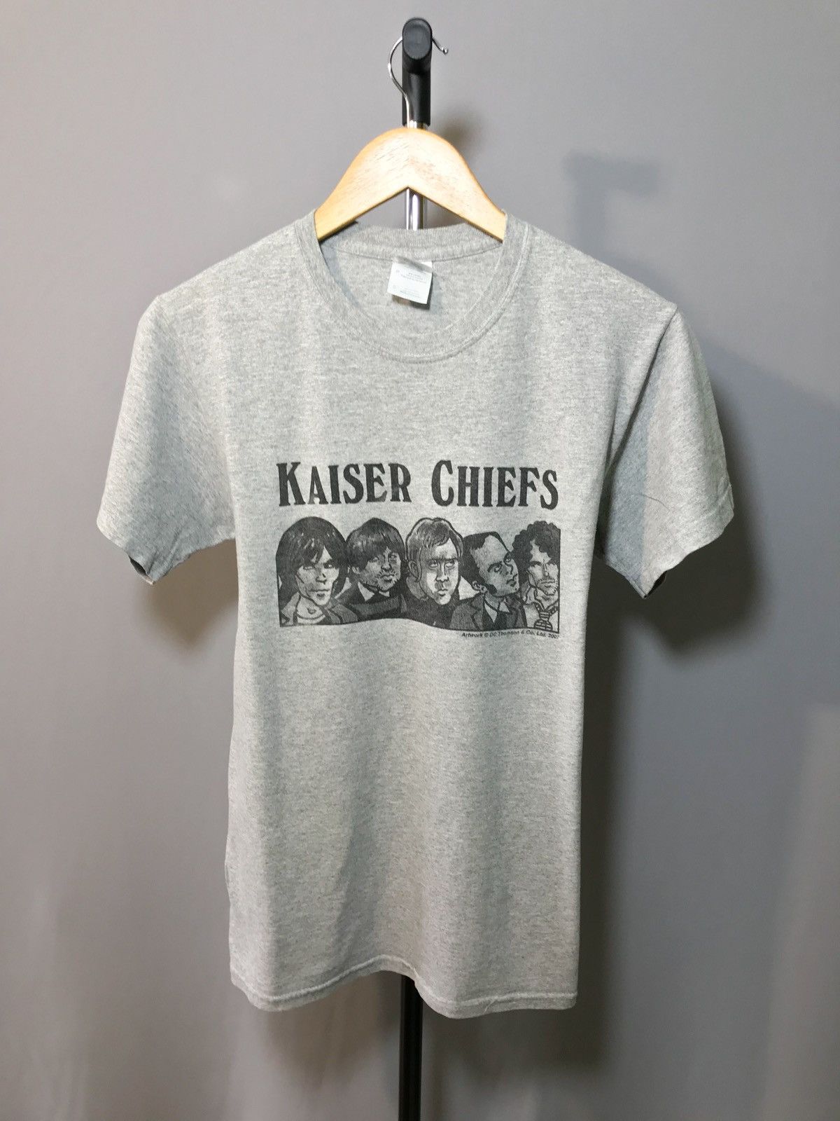 Gildan Kaiser Chiefs 2007 World Tour T-shirt Mens Grey DC Thompson Size US S / EU 44-46 / 1 - 1 Thumbnail