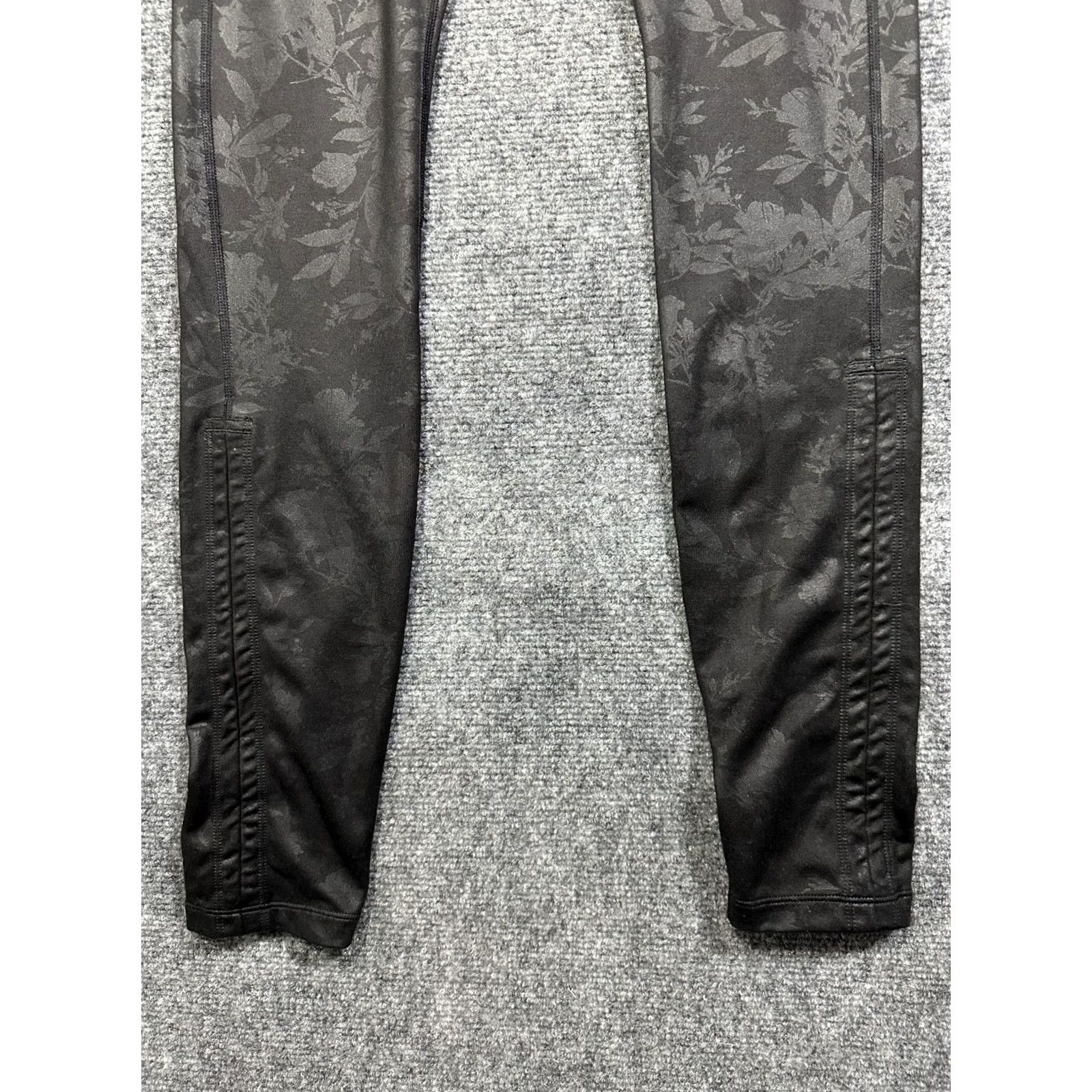 Athleta Athleta Pants Womens Medium Black Compression Pants Heel Cut Out Floral Print Size 32" / US 10 / IT 46 - 2 Thumbnail