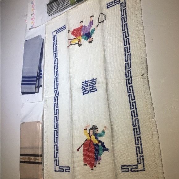 Vintage Vintage lot of 4 handkerchiefs and runner Size ONE SIZE - 2 Thumbnail