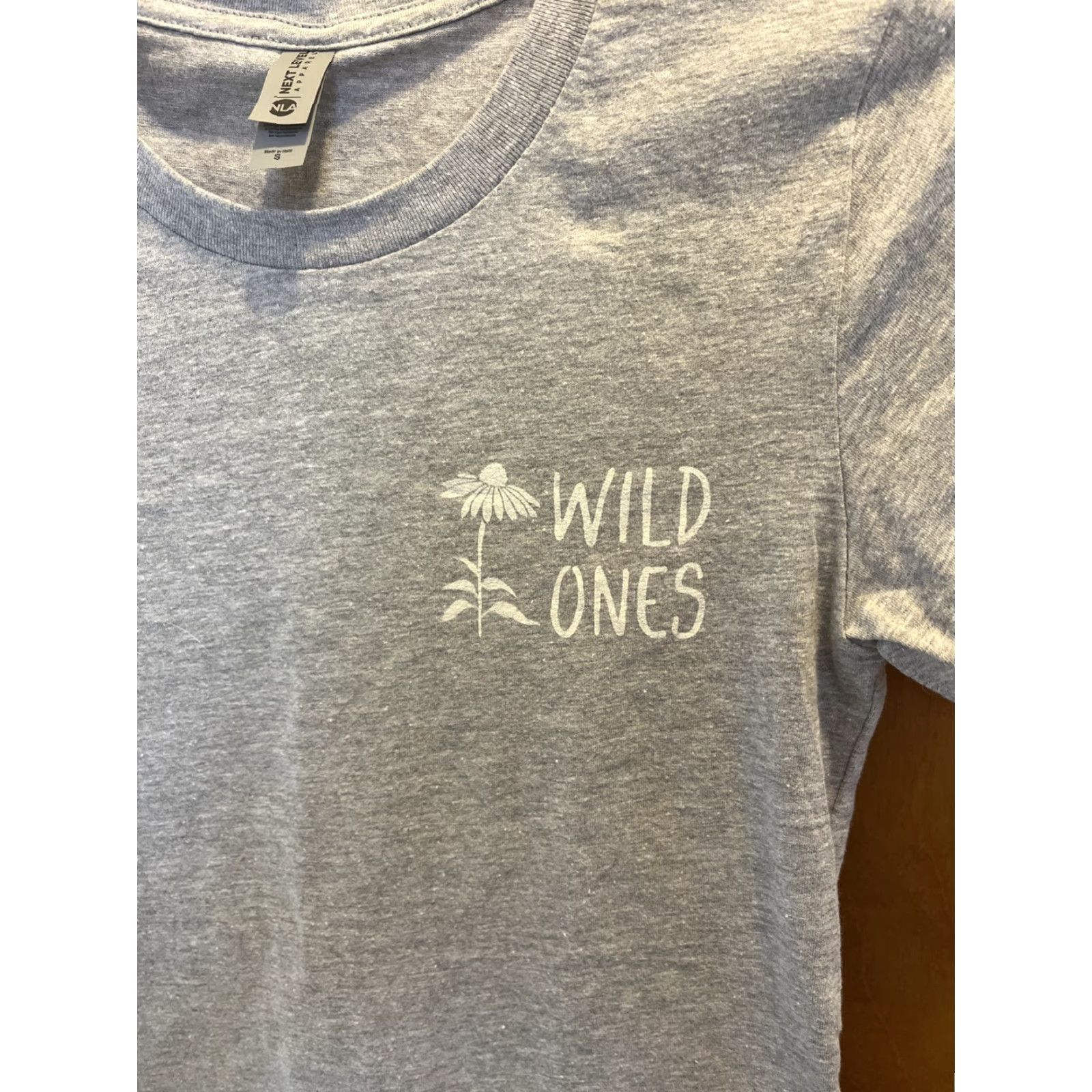 Next Level Next Level Women's Gray T-Shirt Small Crew Neck Short Sleeve Wild Flowers Casual Lightweight Size S / US 4 / IT 40 - 2 Thumbnail