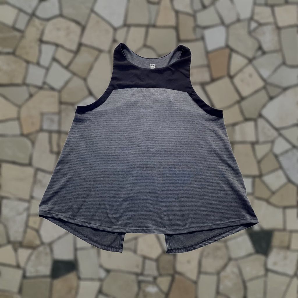 Vintage Marika Open Back Athletic Tank Top Womens Medium Grey and Black Open Back 100% Polyester Athletic Activewear Shirt Size M / US 6-8 / IT 42-44 - 1 Thumbnail