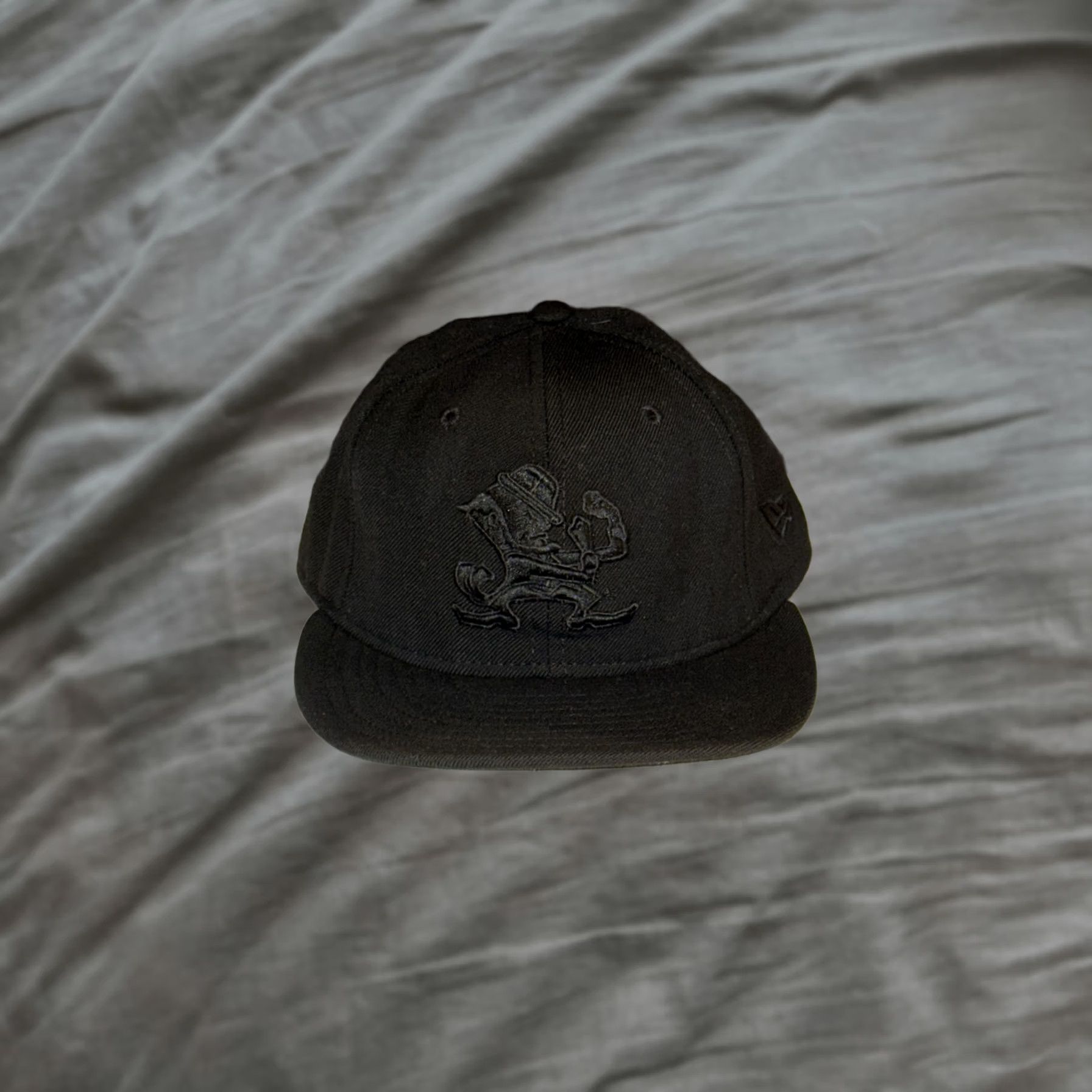 New Era VINTAGE Notre Dame Fighting Irish Hat Cap Fitted Mens 7 1/4 Black New Era Shamrock Embroidered Size ONE SIZE - 1 Thumbnail