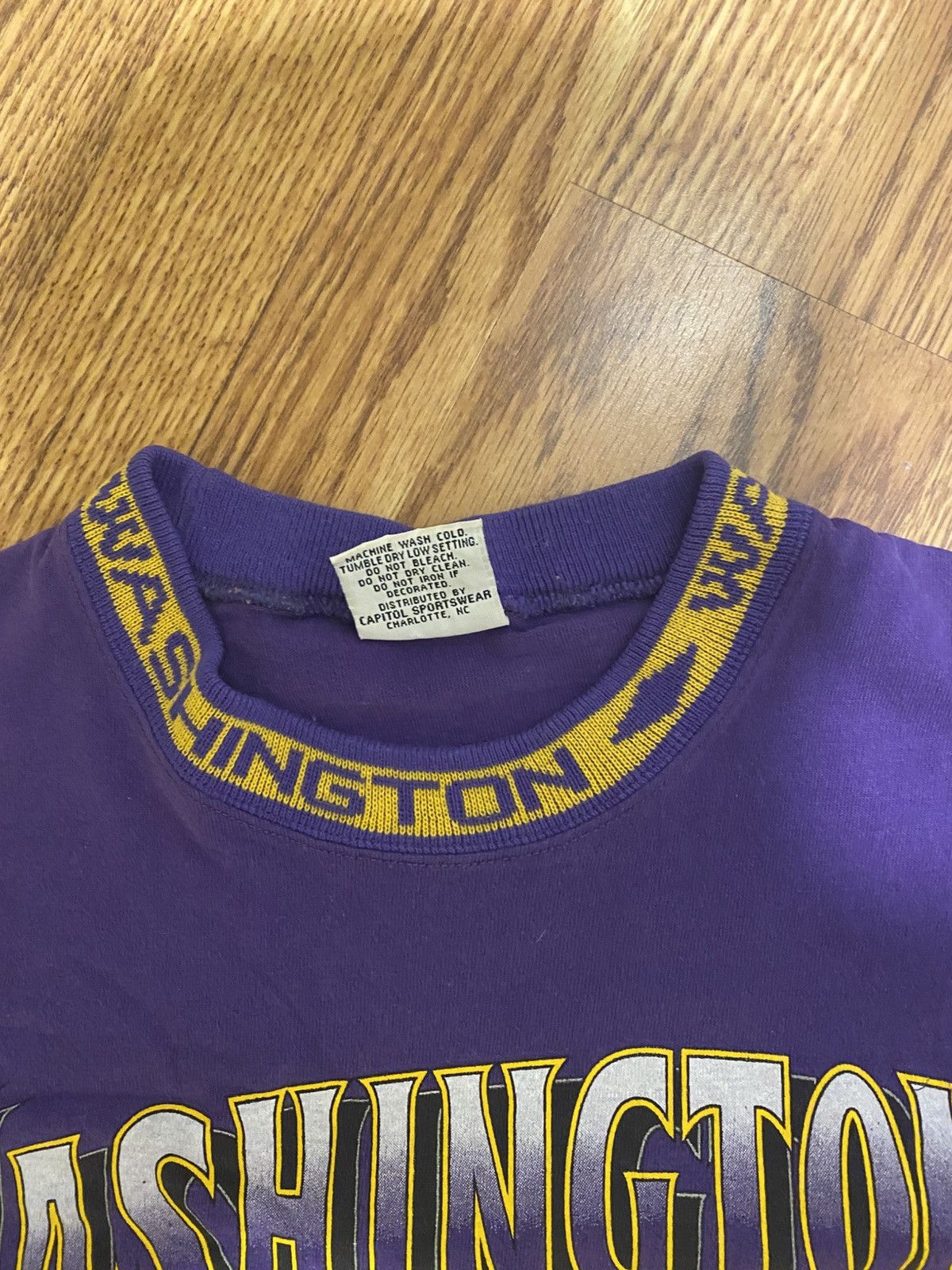 Vintage Vintage UW Washington Huskies T-Shirt Size US XL / EU 56 / 4 - 5 Thumbnail