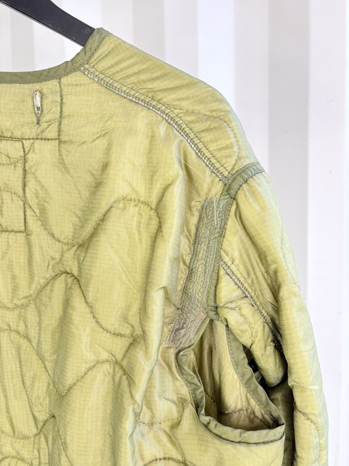 Vintage Vintage Repaired Army Liner Jacket Grunge Thrashed Faded Size US XL / EU 56 / 4 - 6 Thumbnail