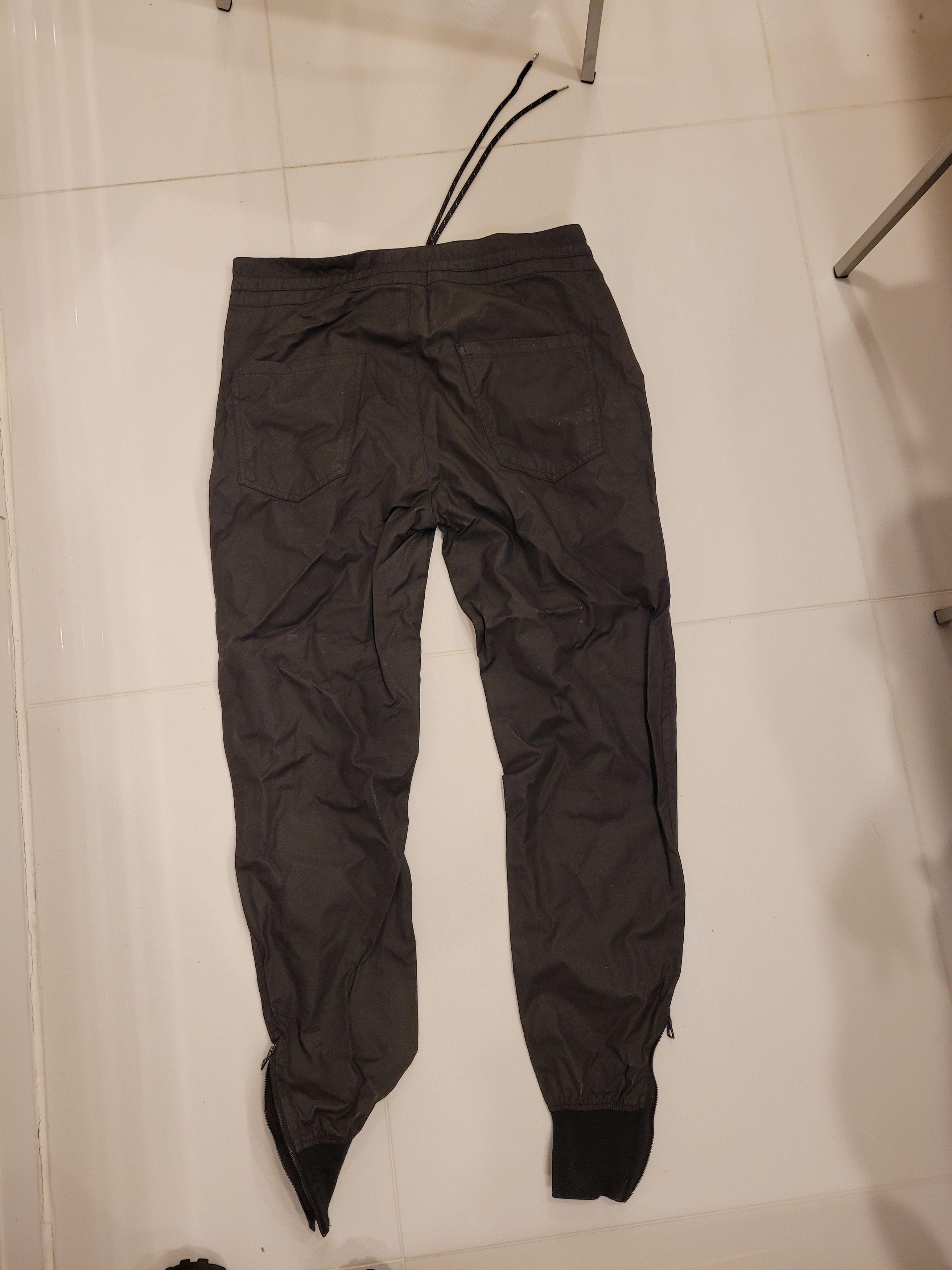 John Elliott John Elliott Black tech/streetwear joggers Size US 34 / EU 50 - 2 Thumbnail