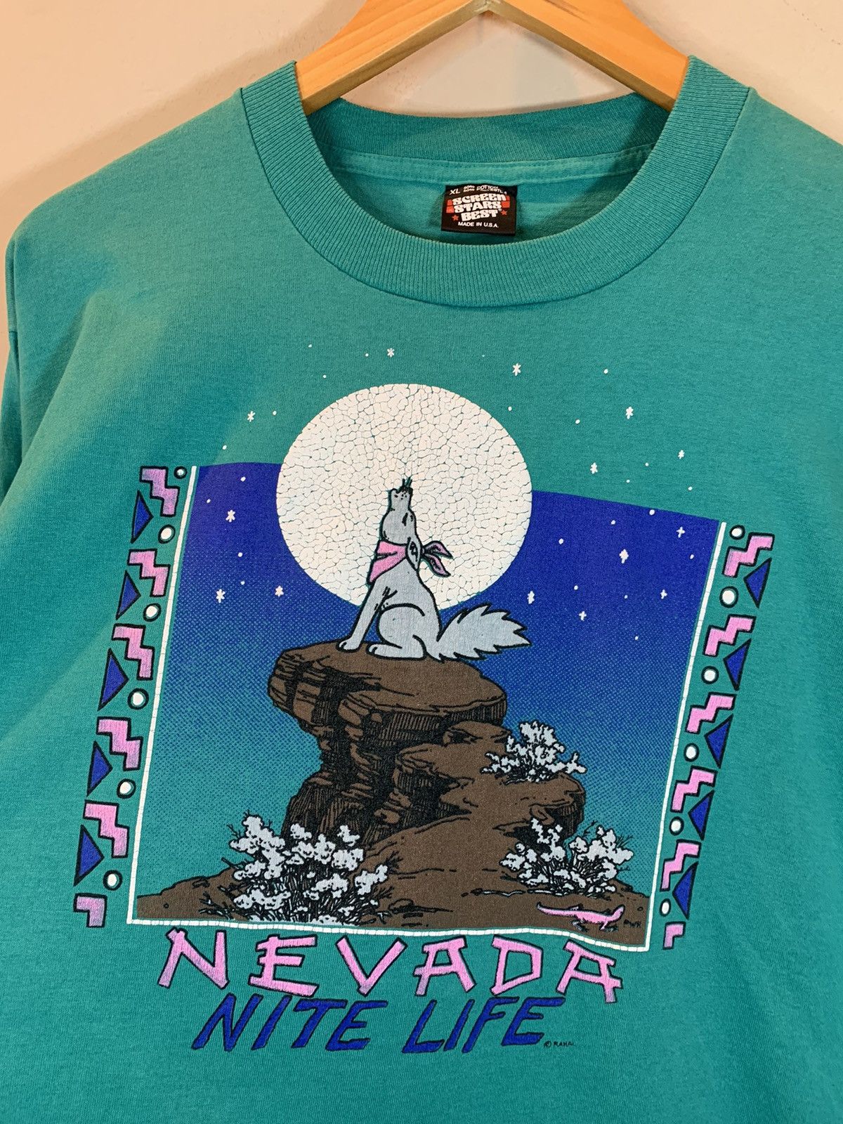 Vintage *RARE* Vintage Nevada Nite Life Coyote Single Stitch T-Shirt Size US XL / EU 56 / 4 - 2 Thumbnail