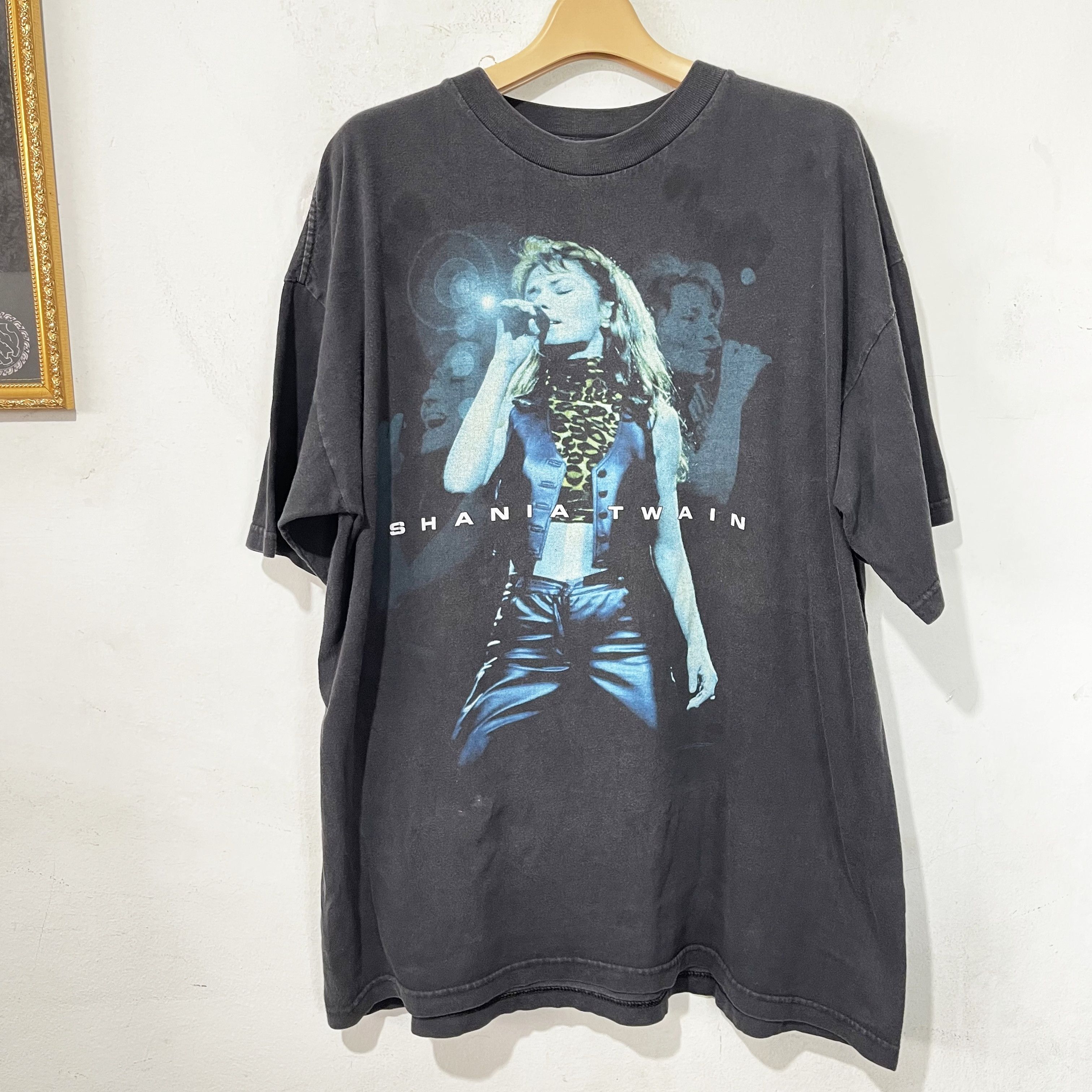 Vintage Vintage 90s Shania Twain Tour T-Shirt Size US XL / EU 56 / 4 - 1 Thumbnail